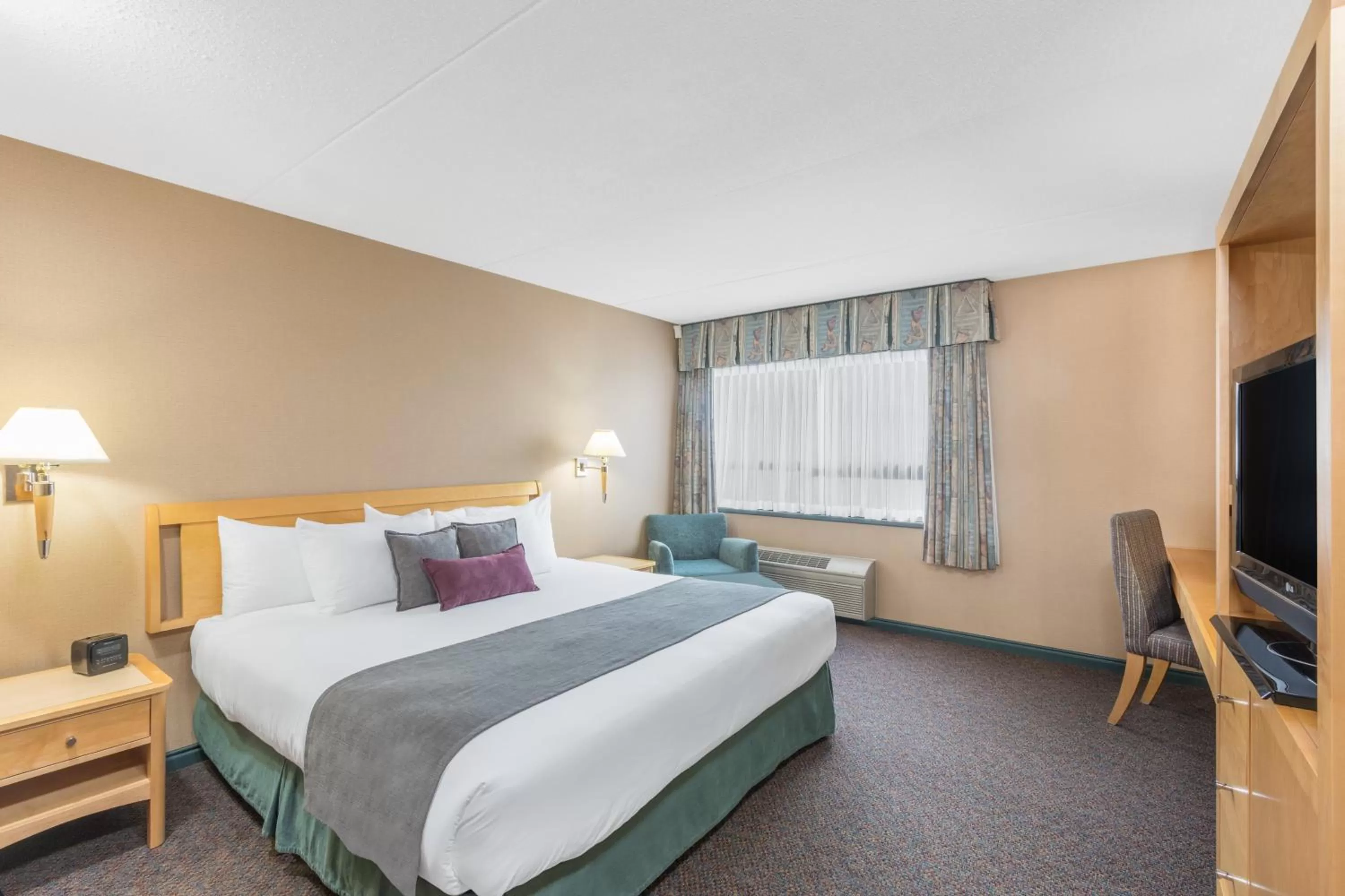 Bedroom, Bed in Ramada Plaza by Wyndham Prince George