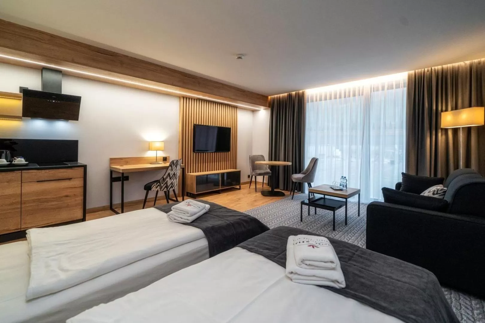 Communal lounge/ TV room, Bed in Hotel META Resort & Vine SPA