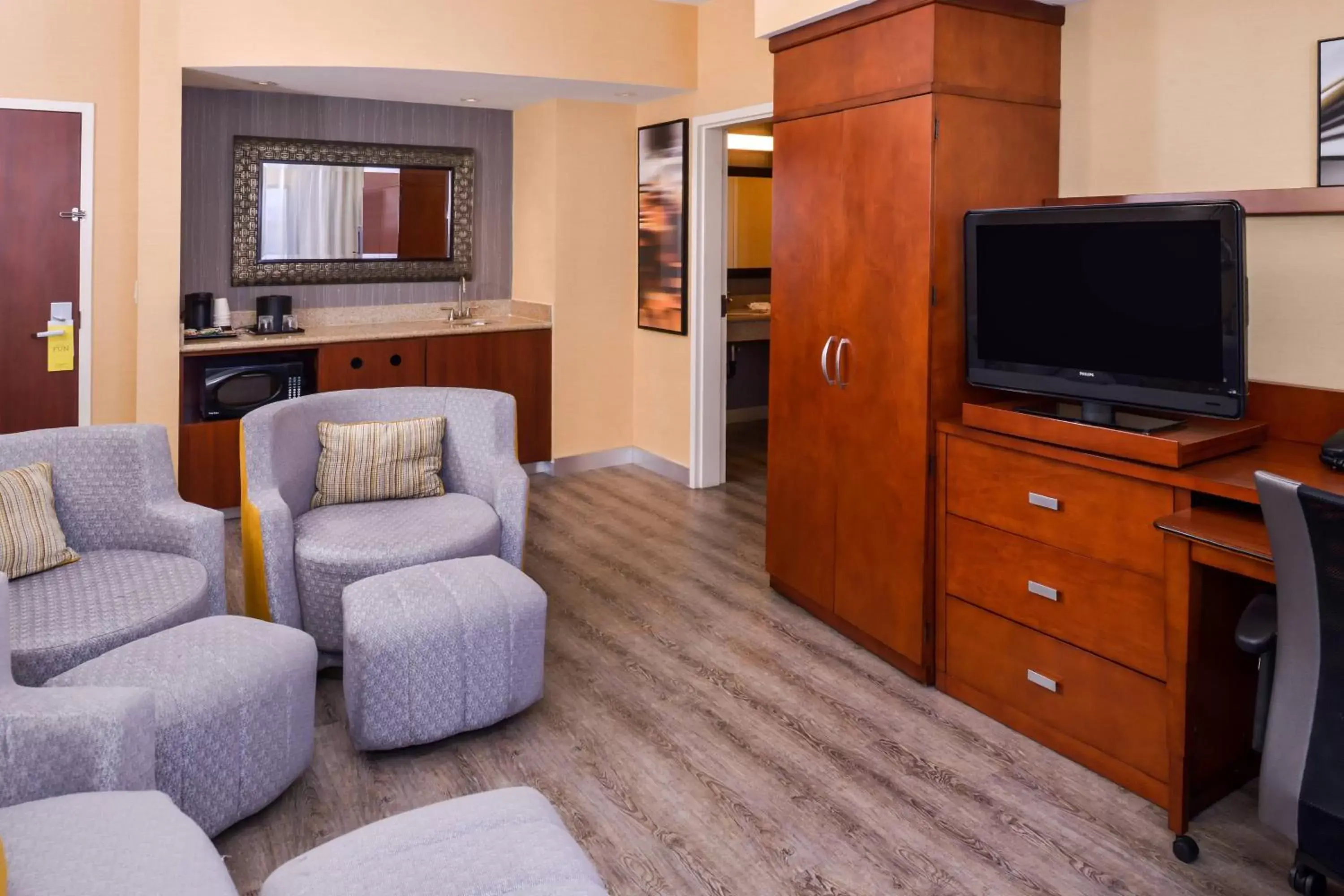 Living room, Seating Area in Courtyard by Marriott Victorville Hesperia