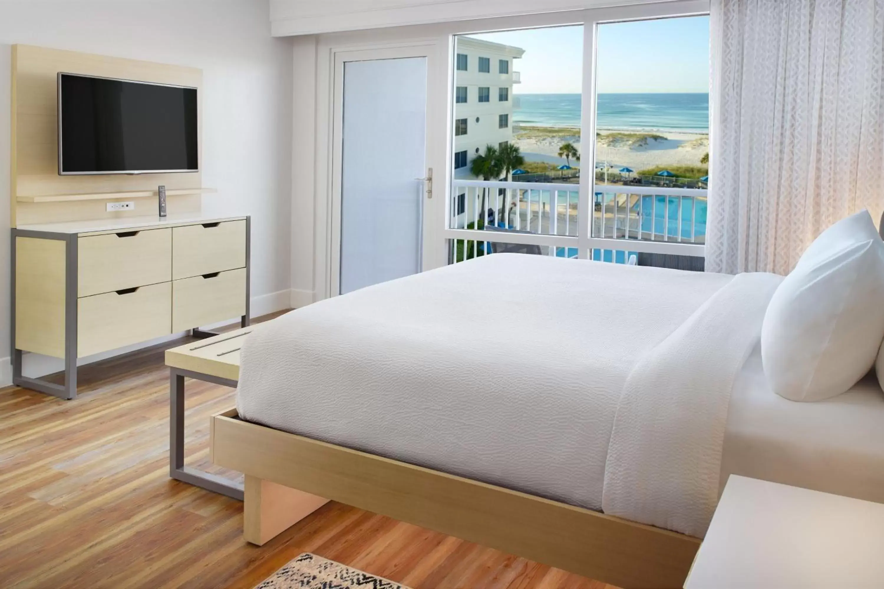 Swimming pool, Bed in SpringHill Suites by Marriott Pensacola Beach