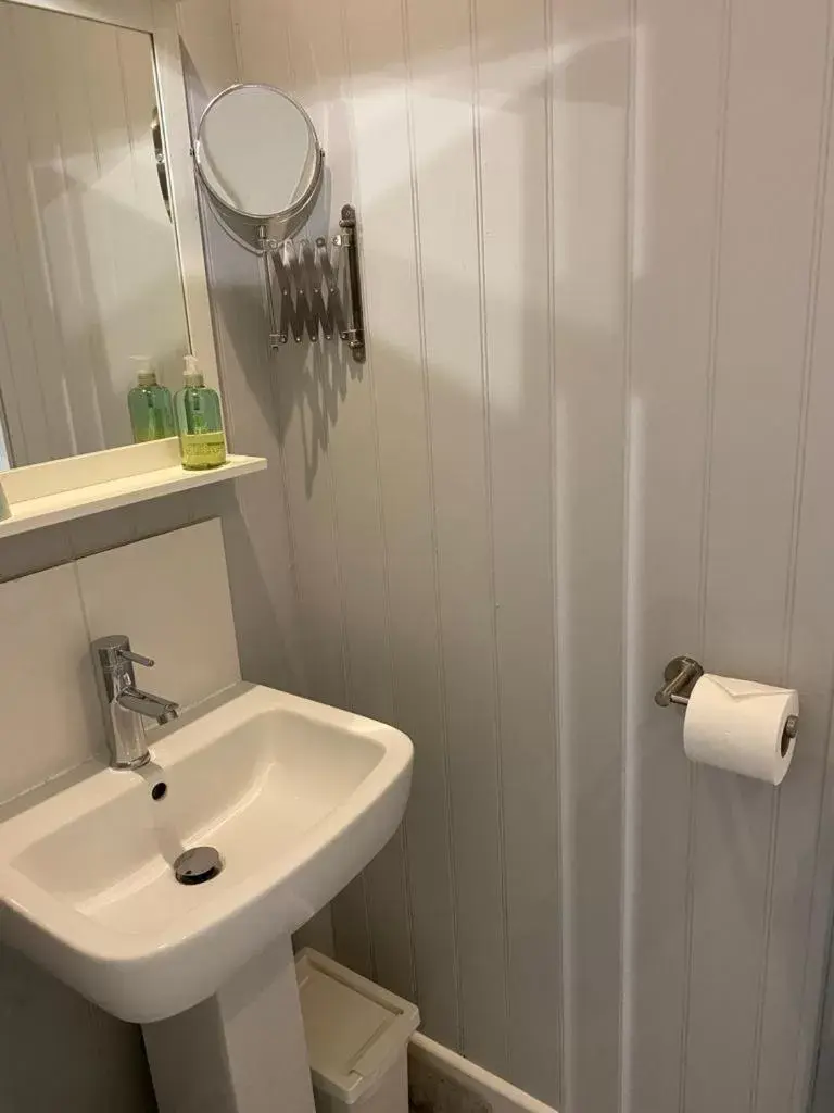 Bathroom in Petherton Cottage Studios