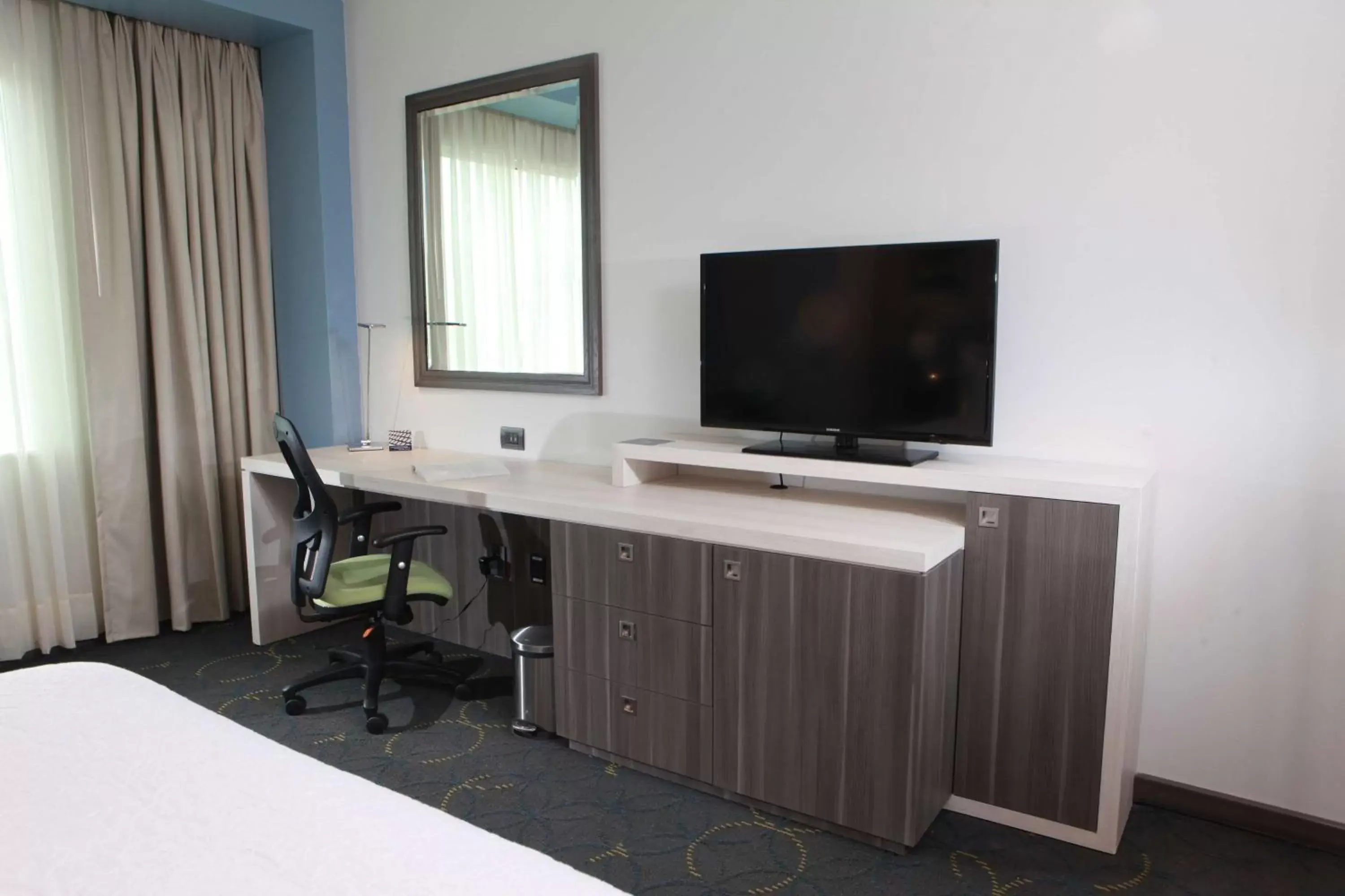 Bed, TV/Entertainment Center in Hampton Inn & Suites by Hilton Aguascalientes Aeropuerto