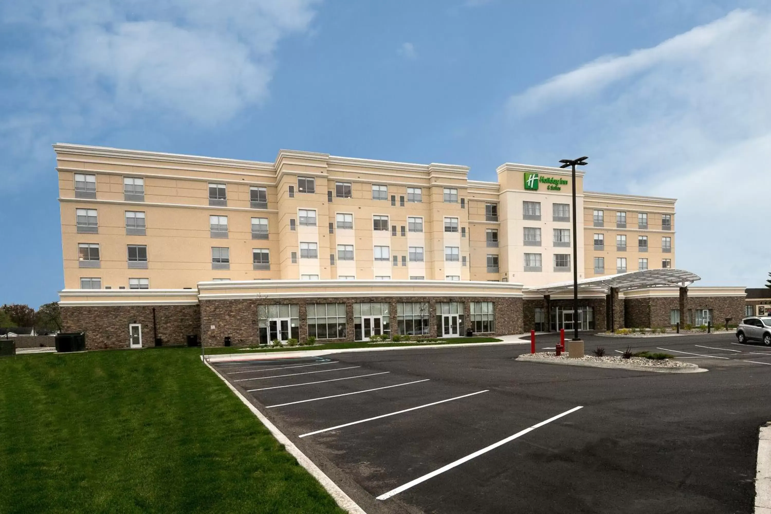 Property Building in Holiday Inn & Suites Detroit - Troy, an IHG Hotel