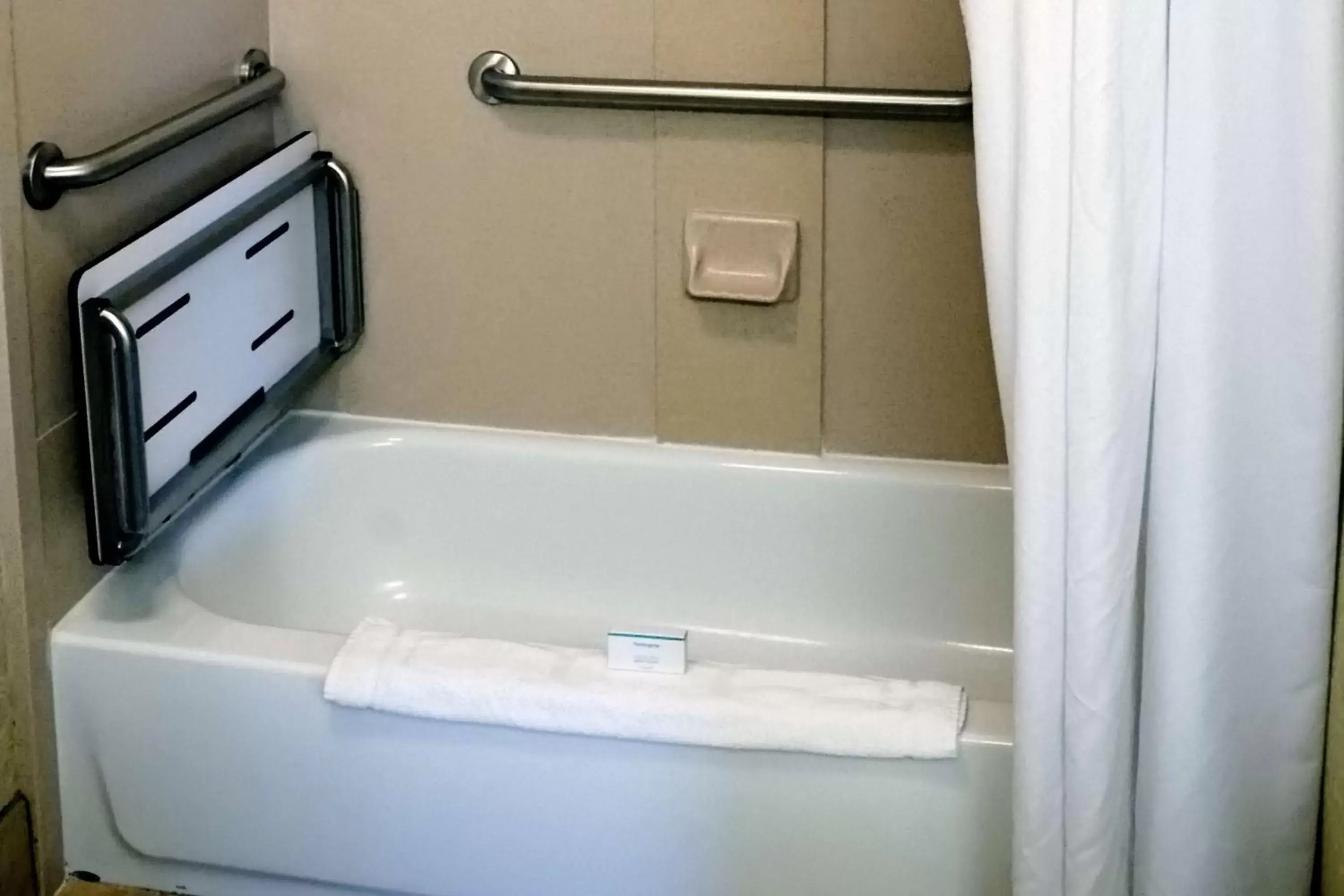 Bathroom in Hampton Inn & Suites Birmingham-Pelham - I-65