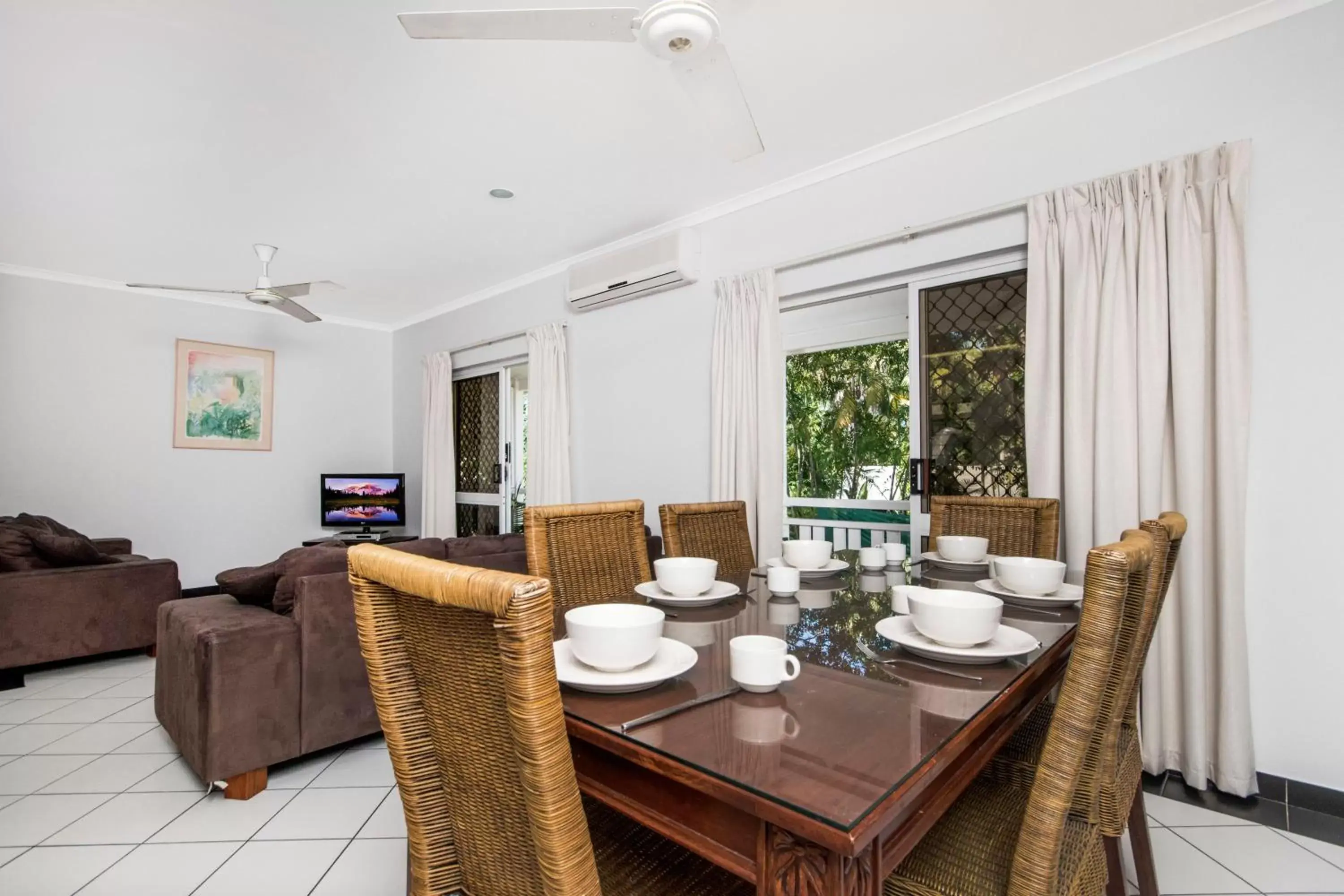 Dining Area in Nimrod Resort Apartments