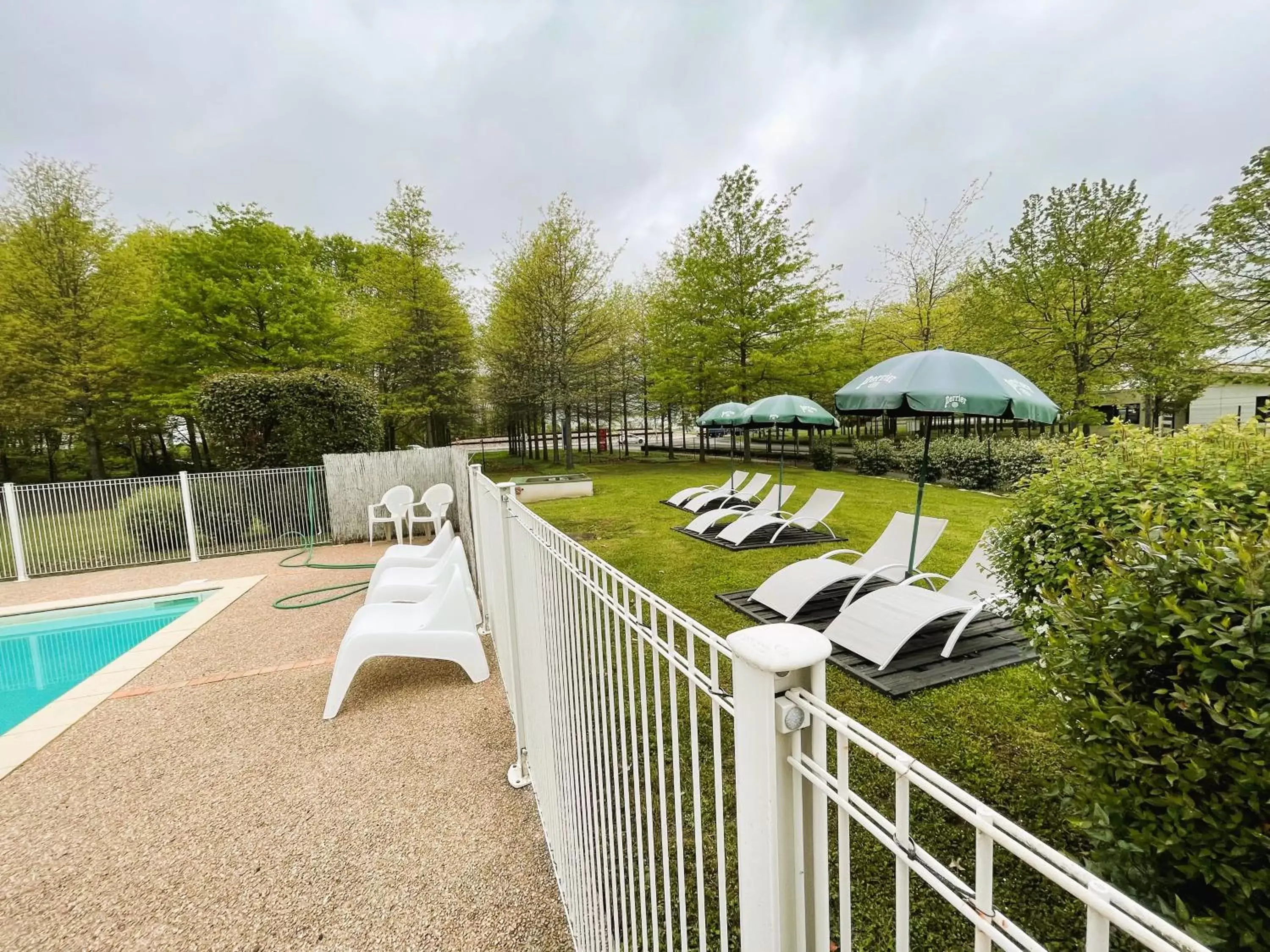 Swimming pool, Pool View in L'Auberge Everhotel de Tarbes-Ibos