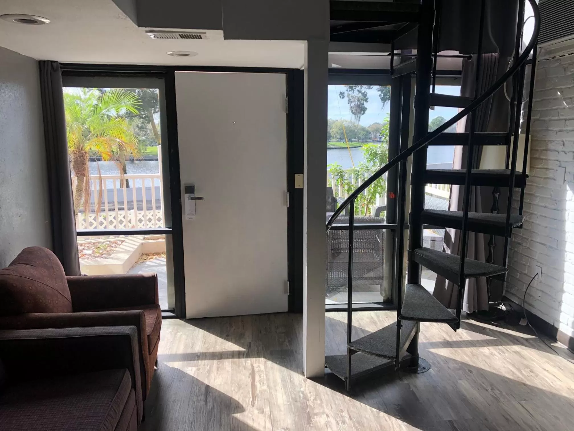 Living room in Tarpon Inn