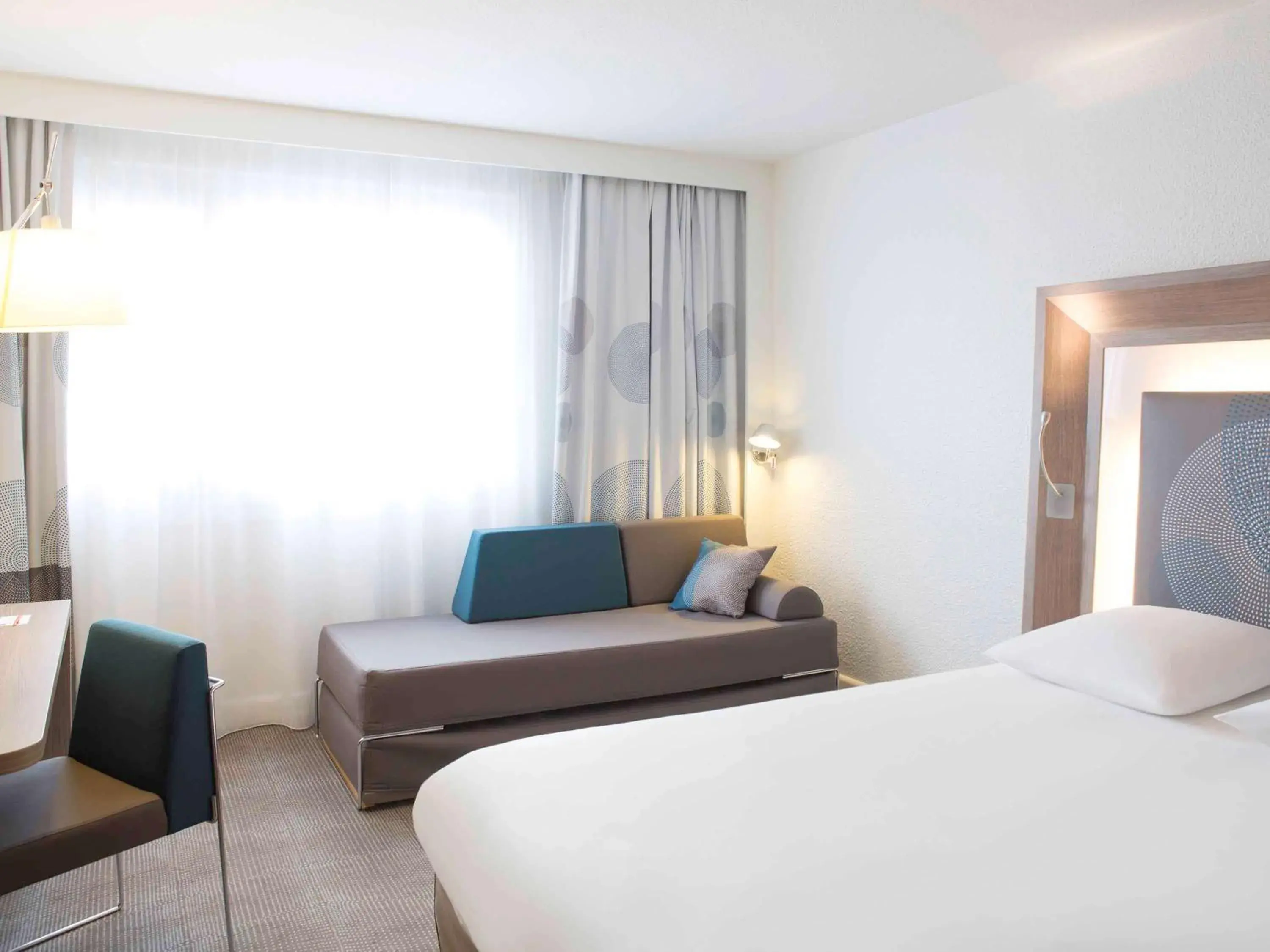 Photo of the whole room, Bed in Novotel Bordeaux Lac