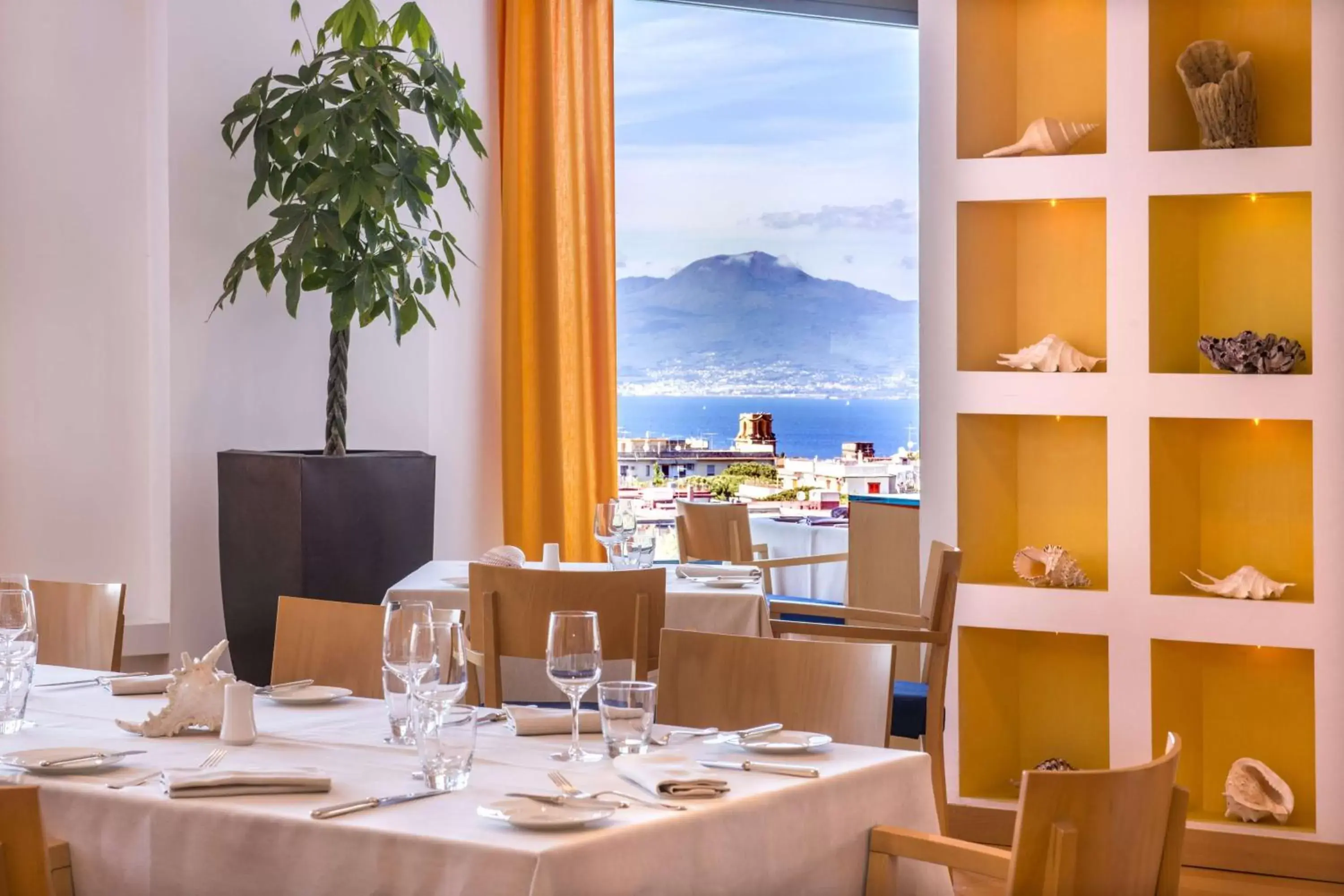 Lounge or bar, Restaurant/Places to Eat in Hilton Sorrento Palace