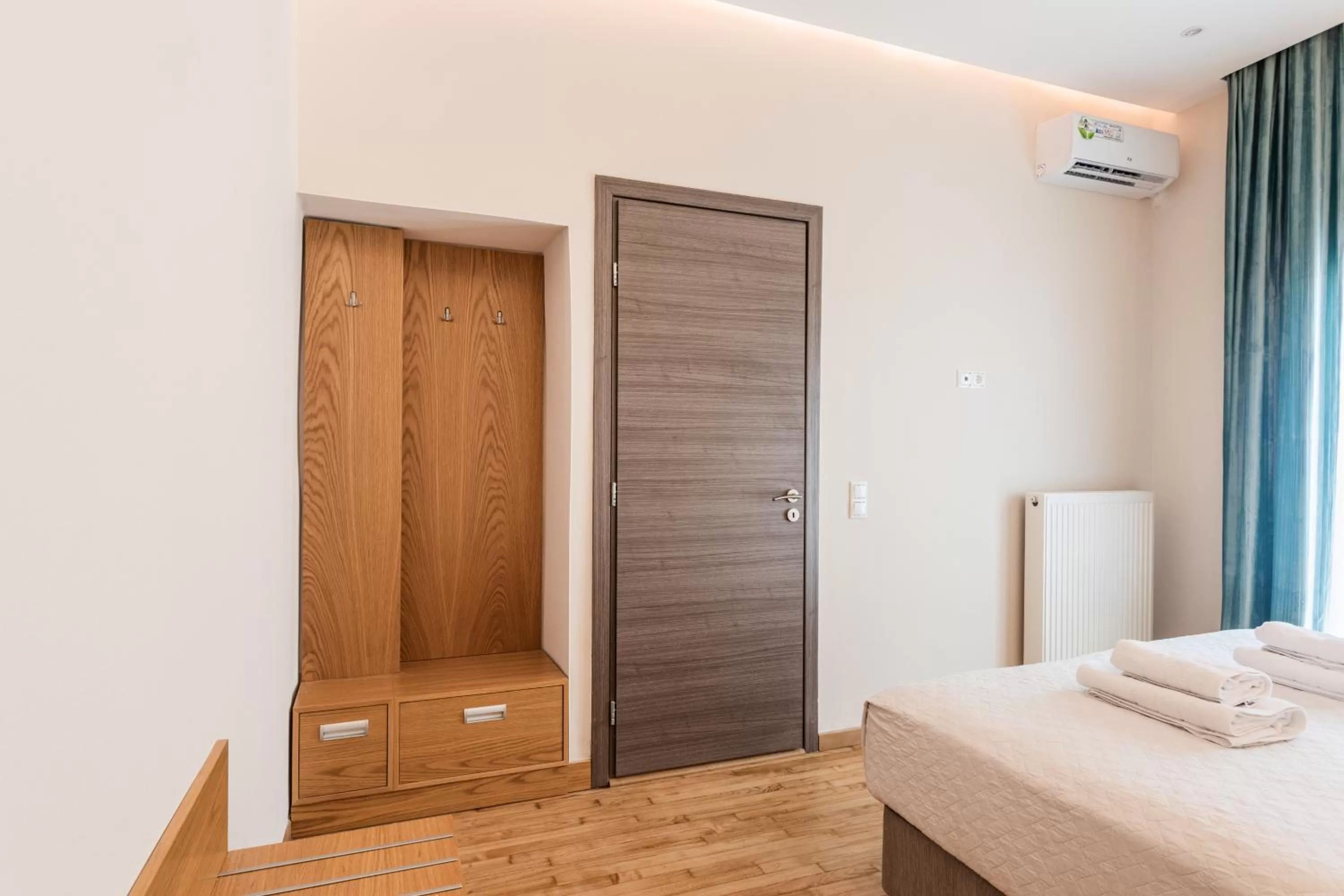 wardrobe, Bed in Nicholas Point Apartments and Rooms