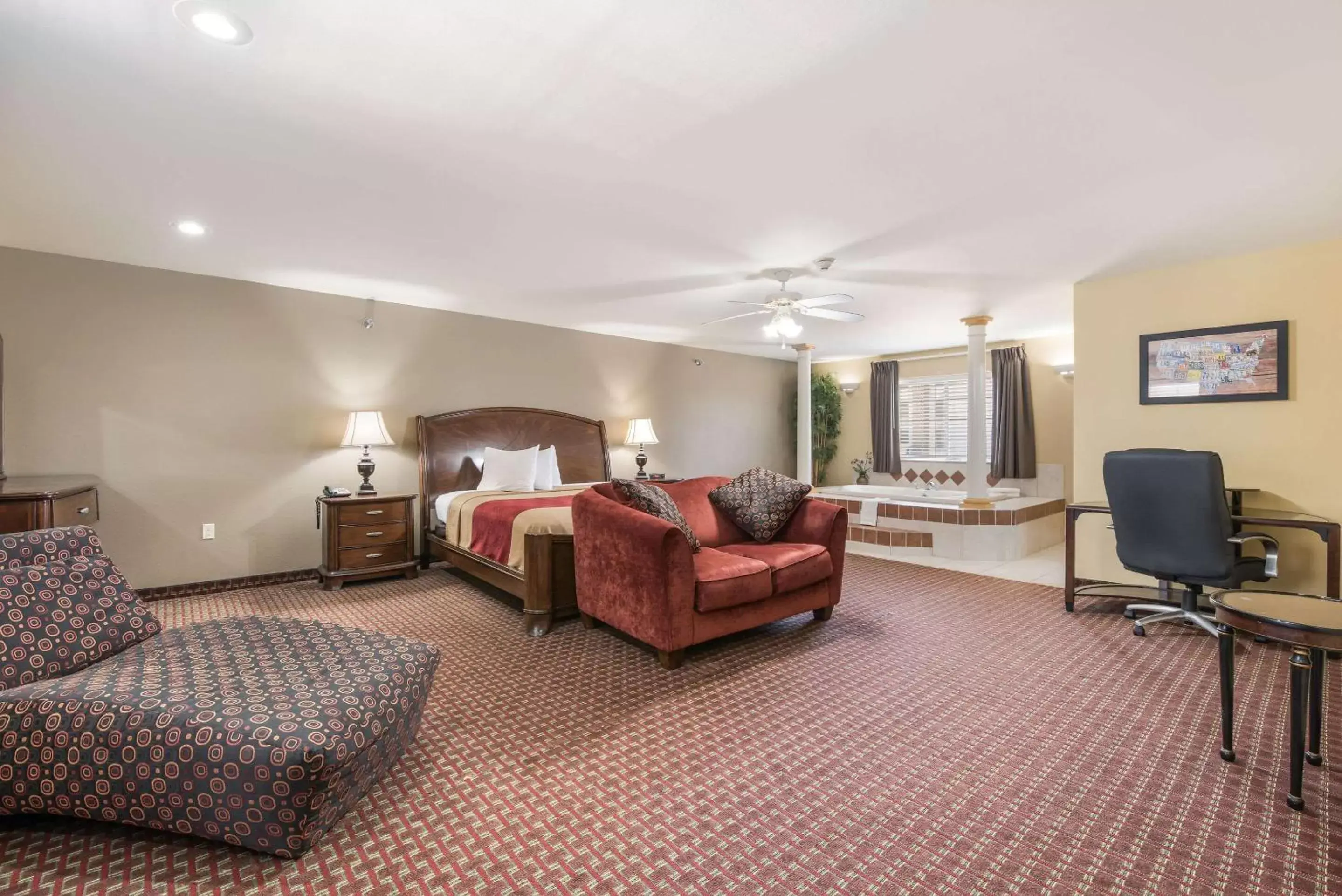 Bedroom, Lounge/Bar in Econo Lodge Inn & Suites Bryant