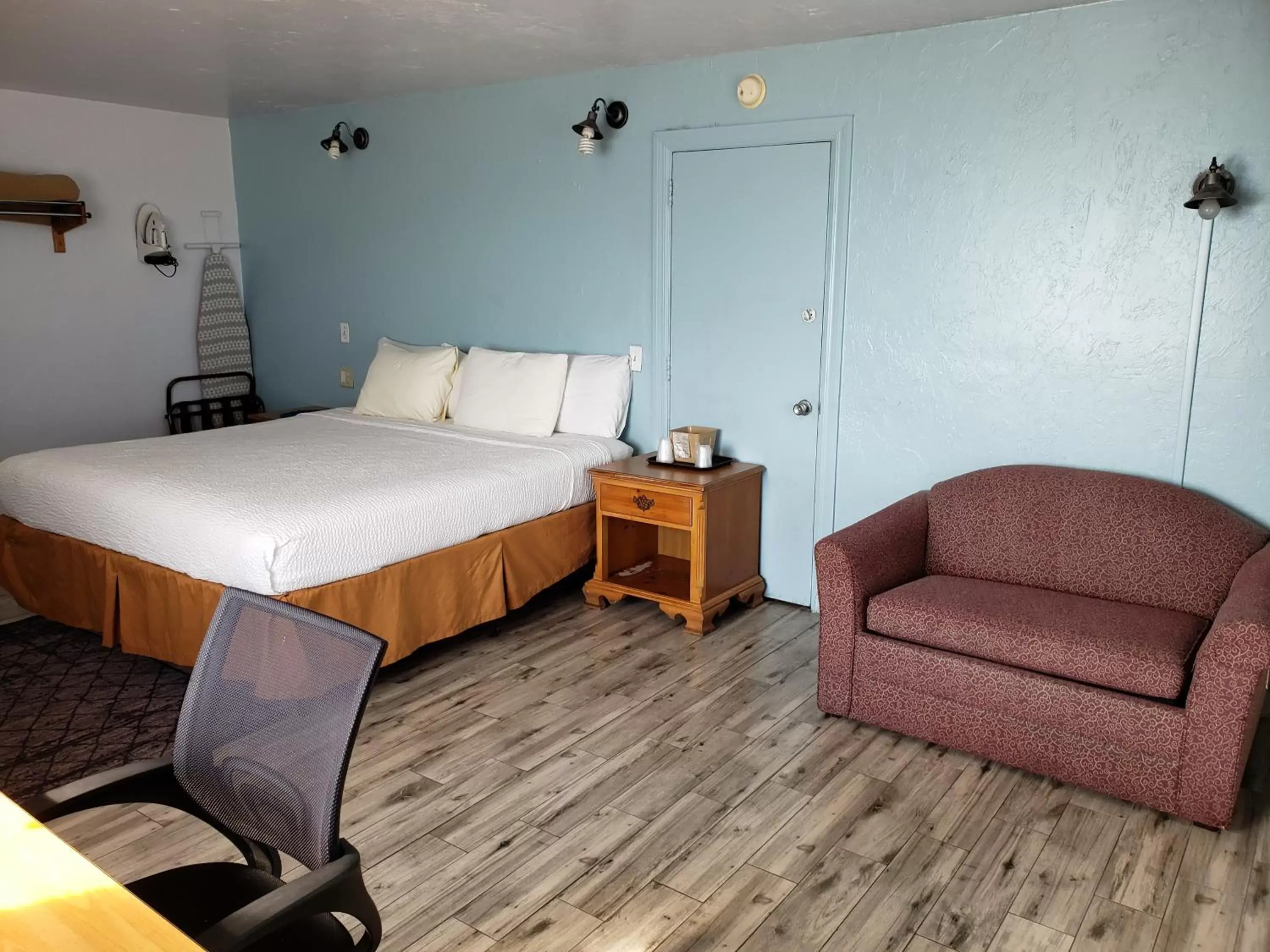 Photo of the whole room, Bed in Topaz Motel - Flagler Beach