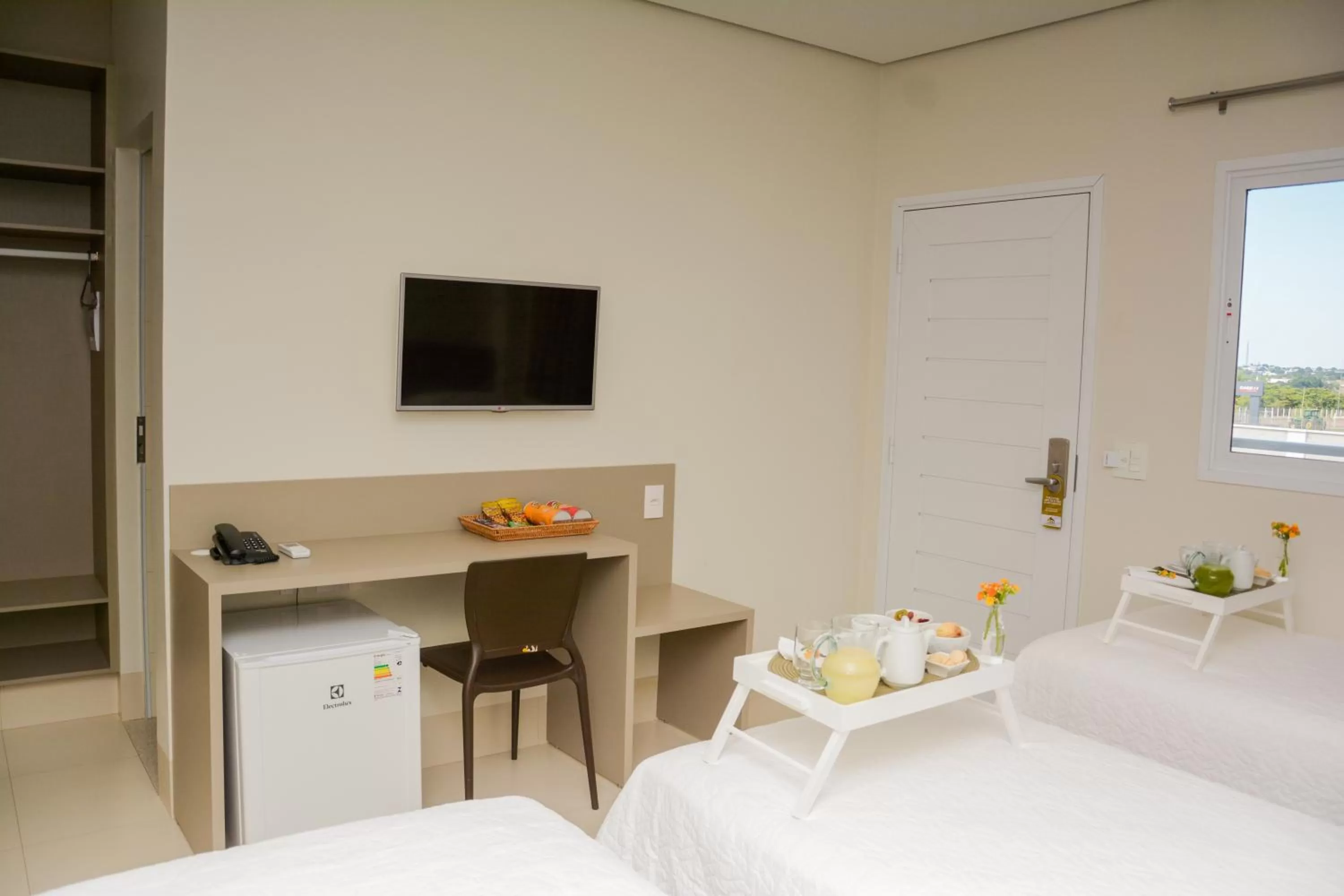 Toilet, TV/Entertainment Center in Hotel Imperador