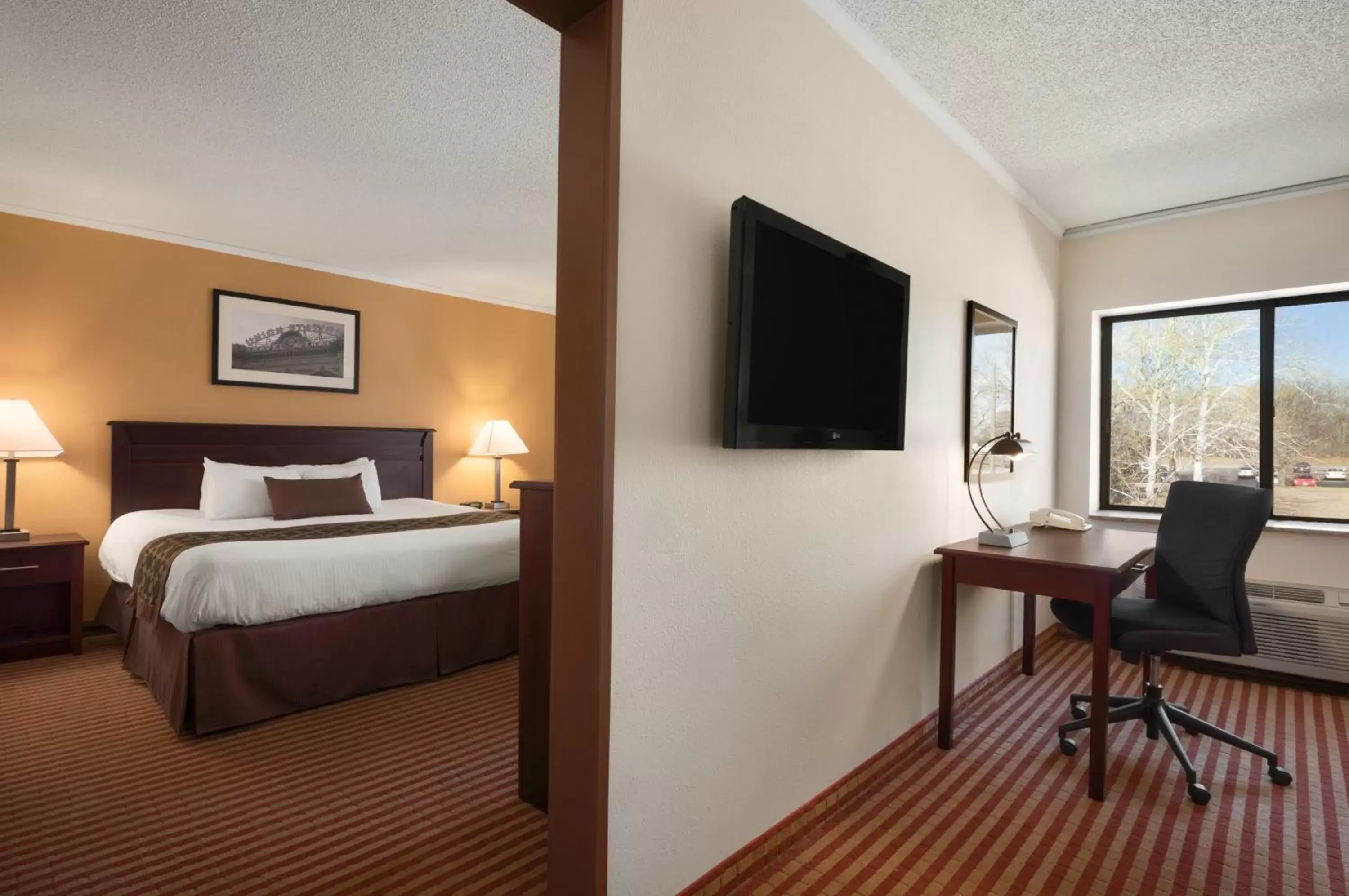 Day, Bed in Days Inn & Suites by Wyndham Kansas City - Royals Stadium