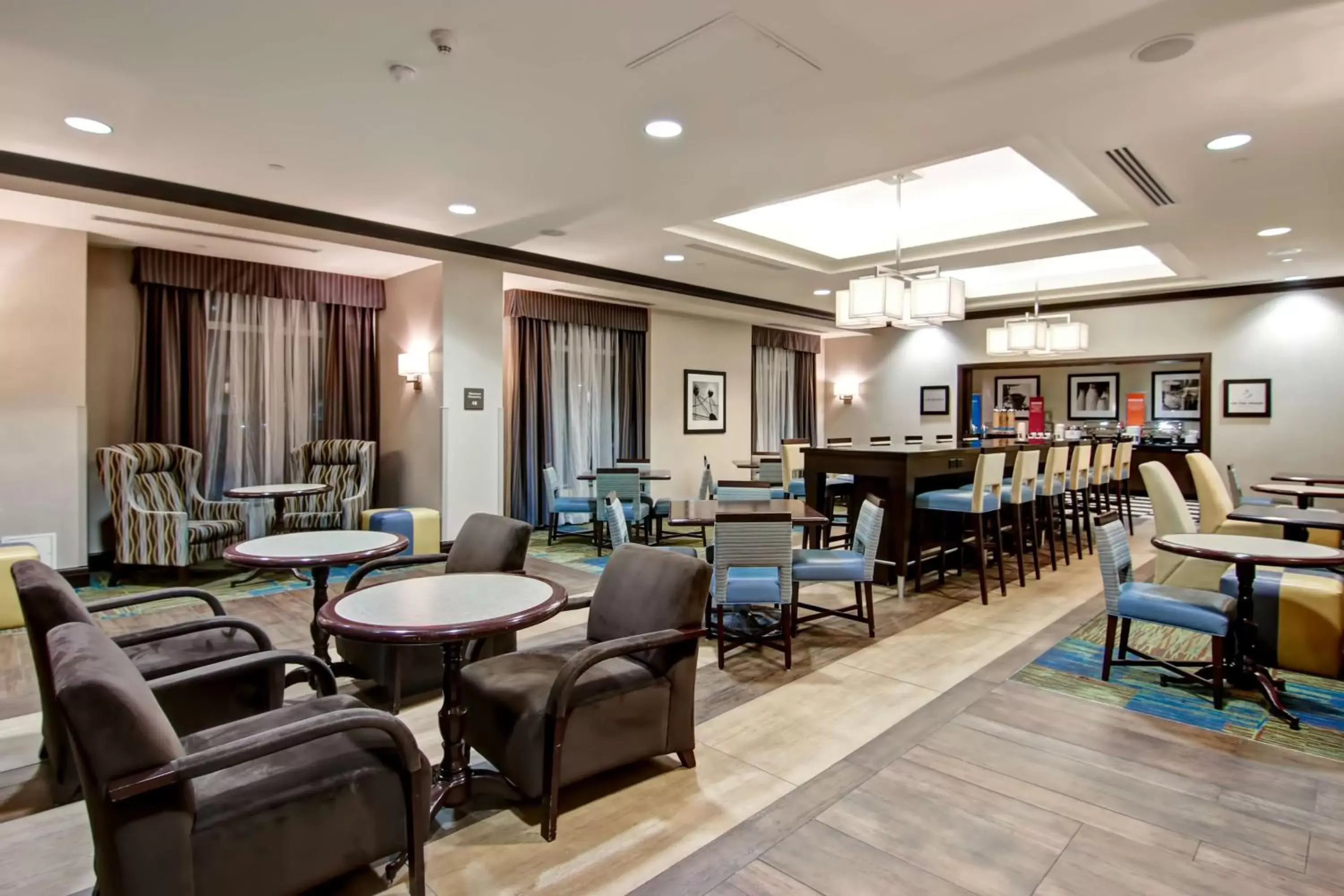 Lobby or reception, Restaurant/Places to Eat in Hampton Inn by Hilton Toronto Airport Corporate Centre