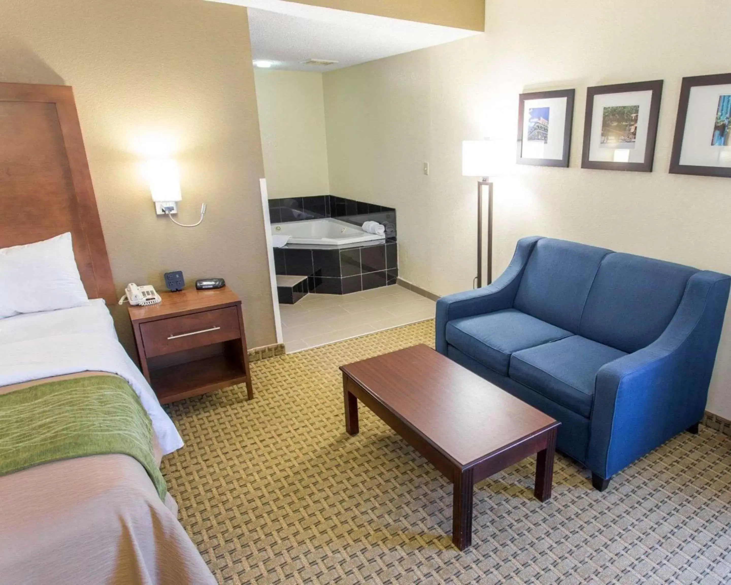 Bedroom, Seating Area in Comfort Inn Hammond