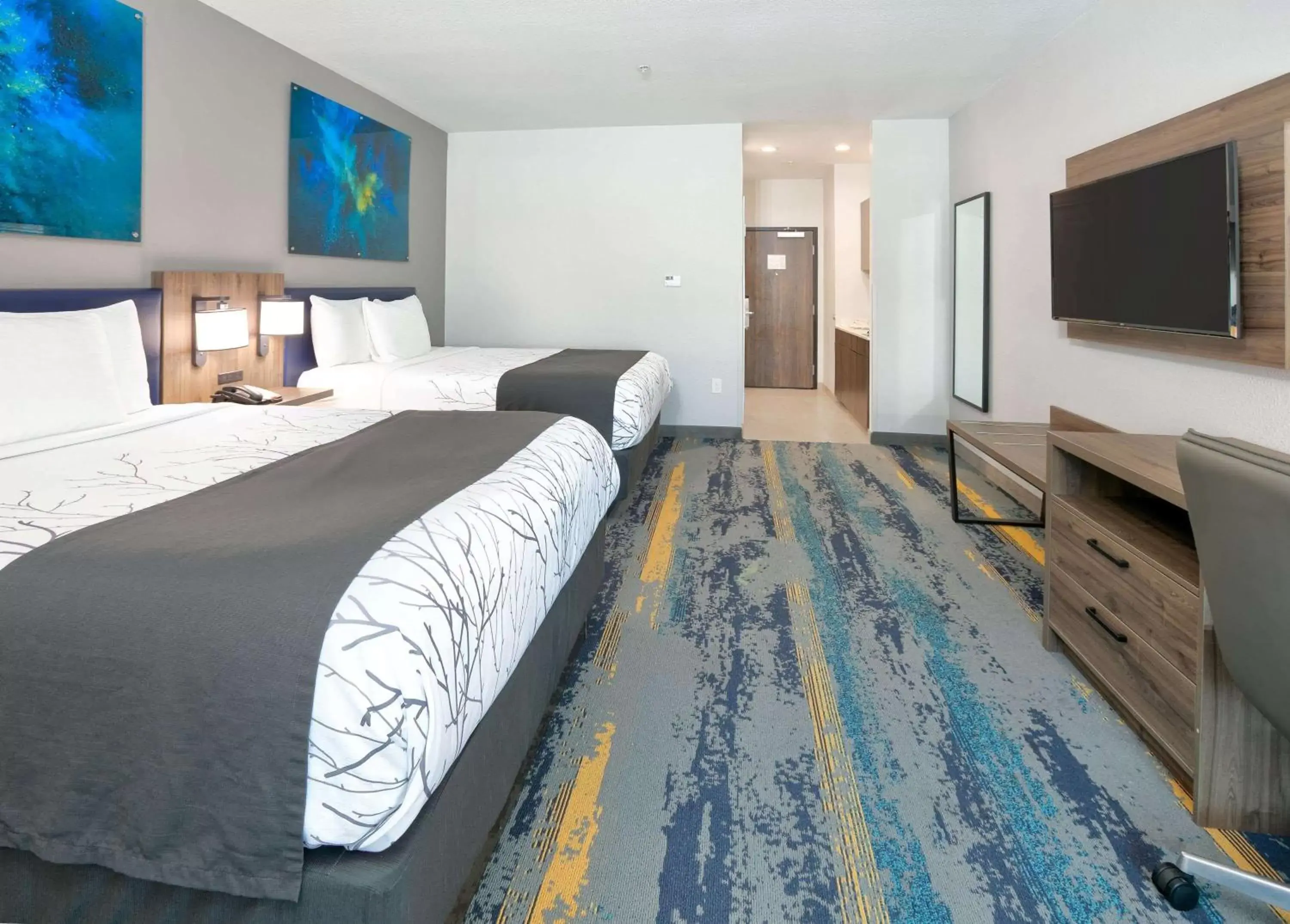 Photo of the whole room, Bed in La Quinta Inn & Suites by Wyndham Dallas/Fairpark