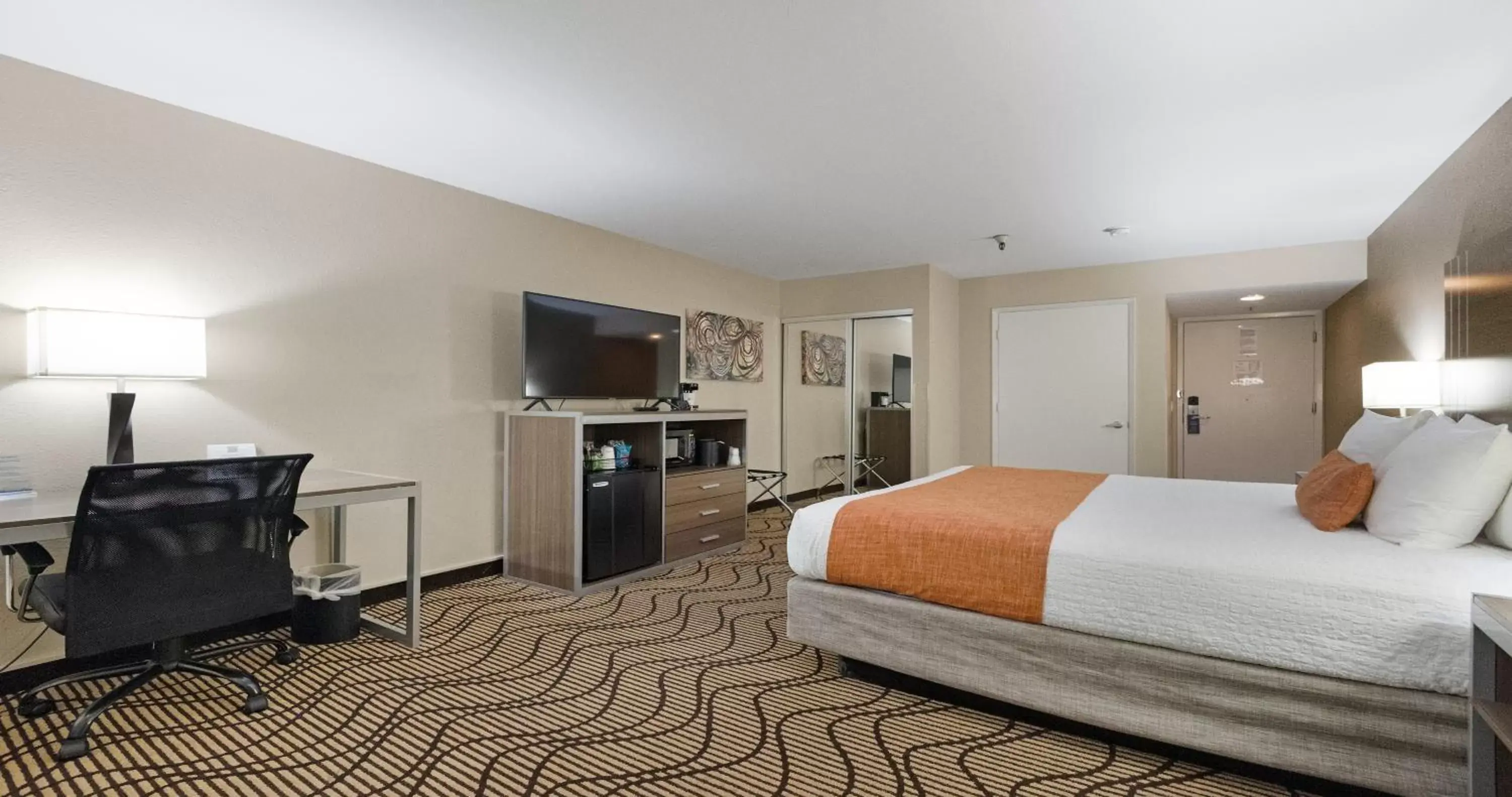 Photo of the whole room, TV/Entertainment Center in Best Western Heritage Inn Chico