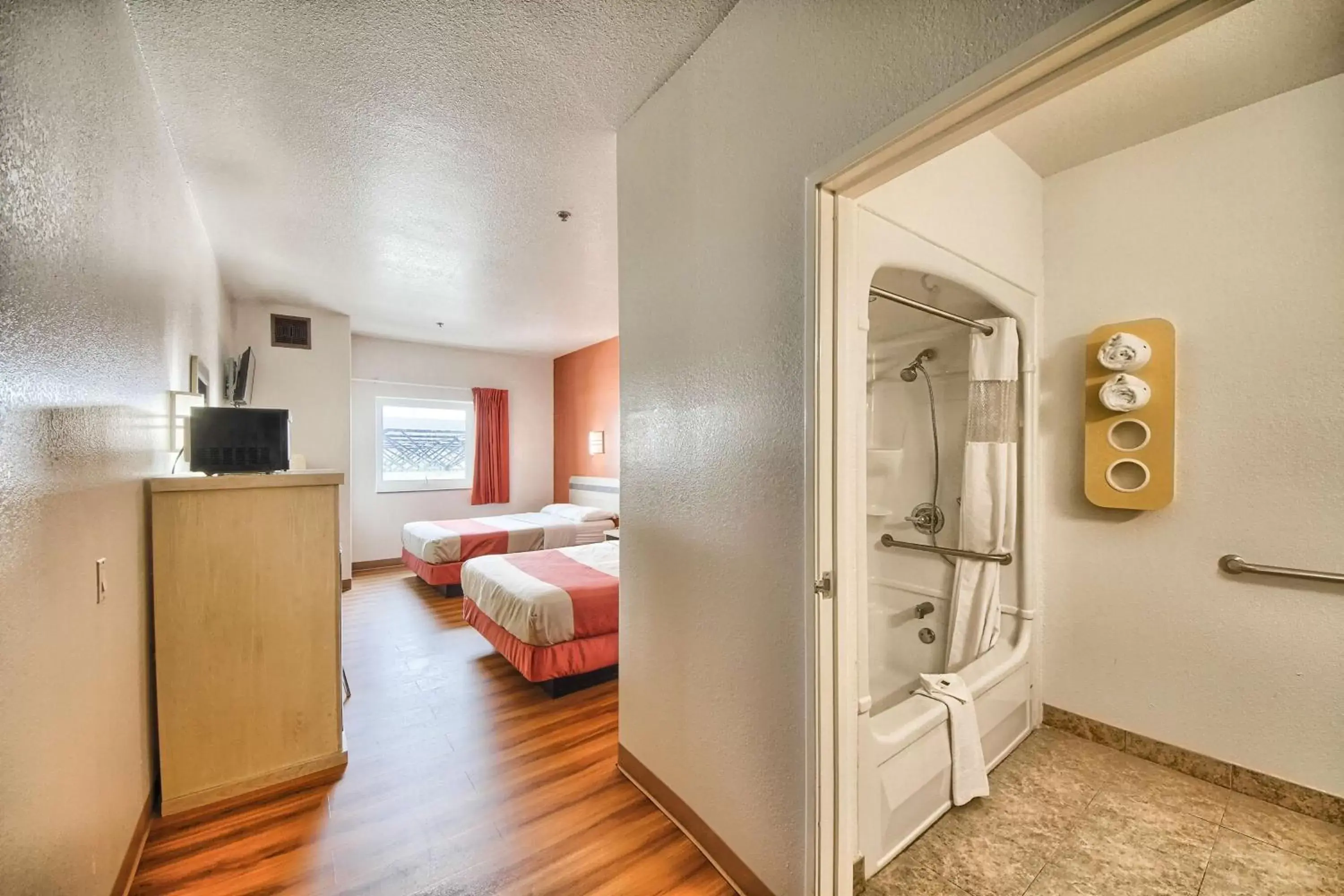 Bathroom, Seating Area in Motel 6-Mission, TX