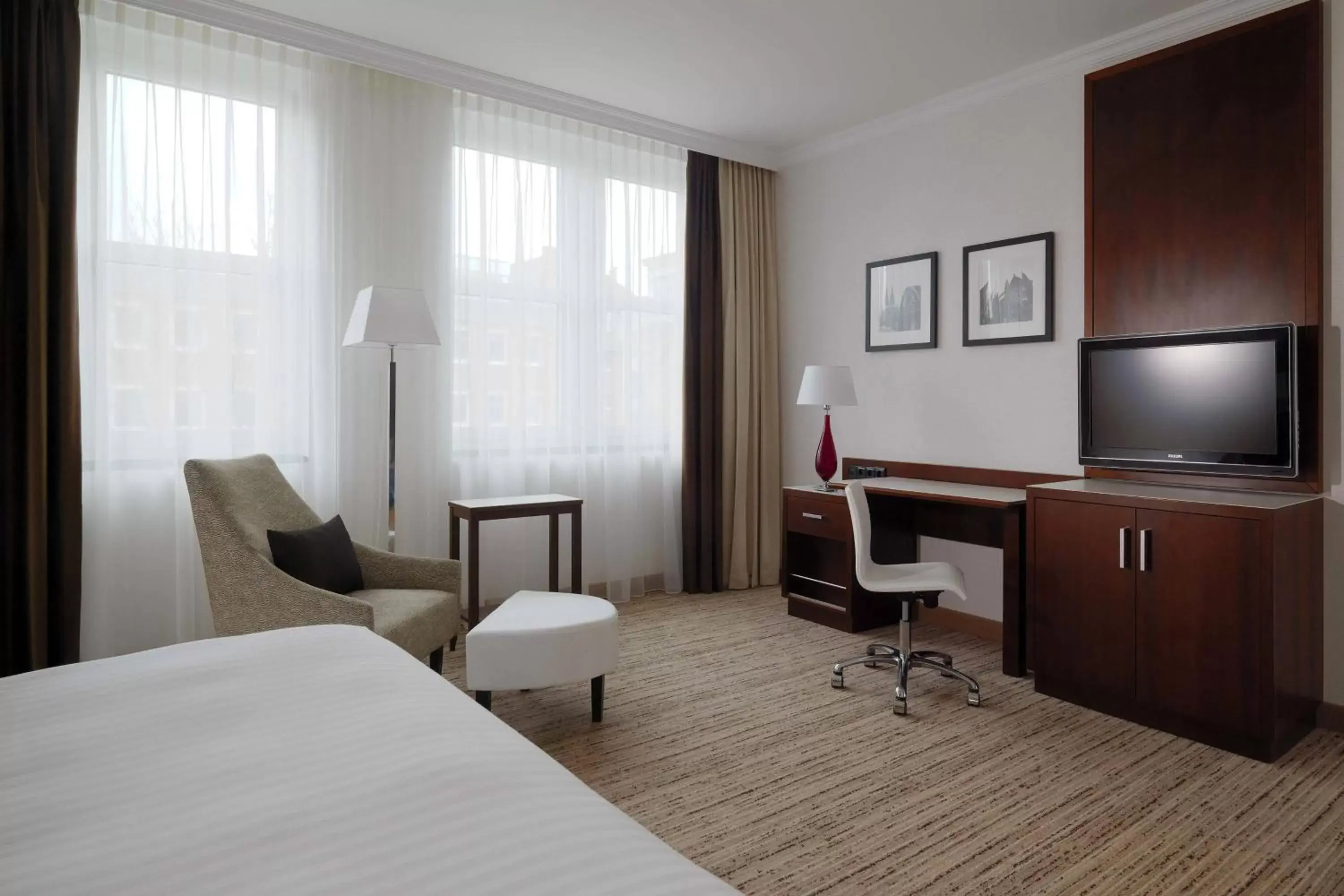 Photo of the whole room, TV/Entertainment Center in Cologne Marriott Hotel