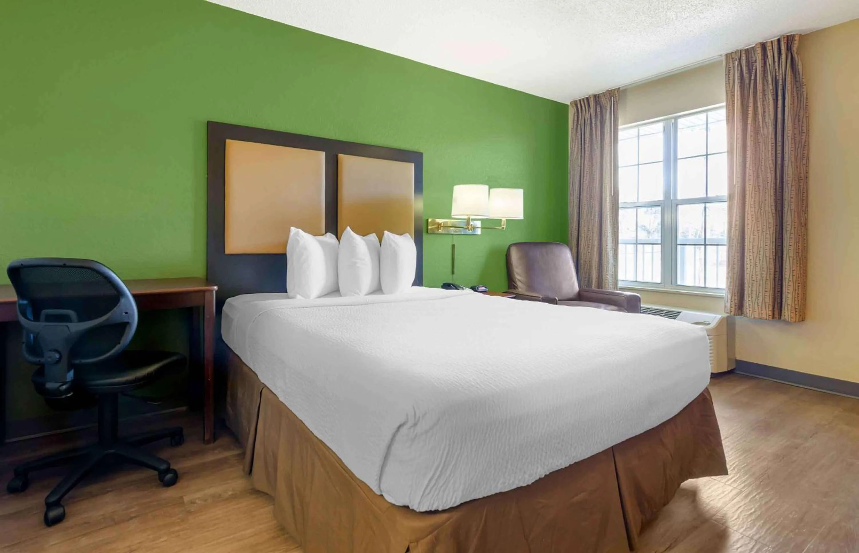 Bedroom, Bed in Extended Stay America Select Suites - Roanoke - Airport