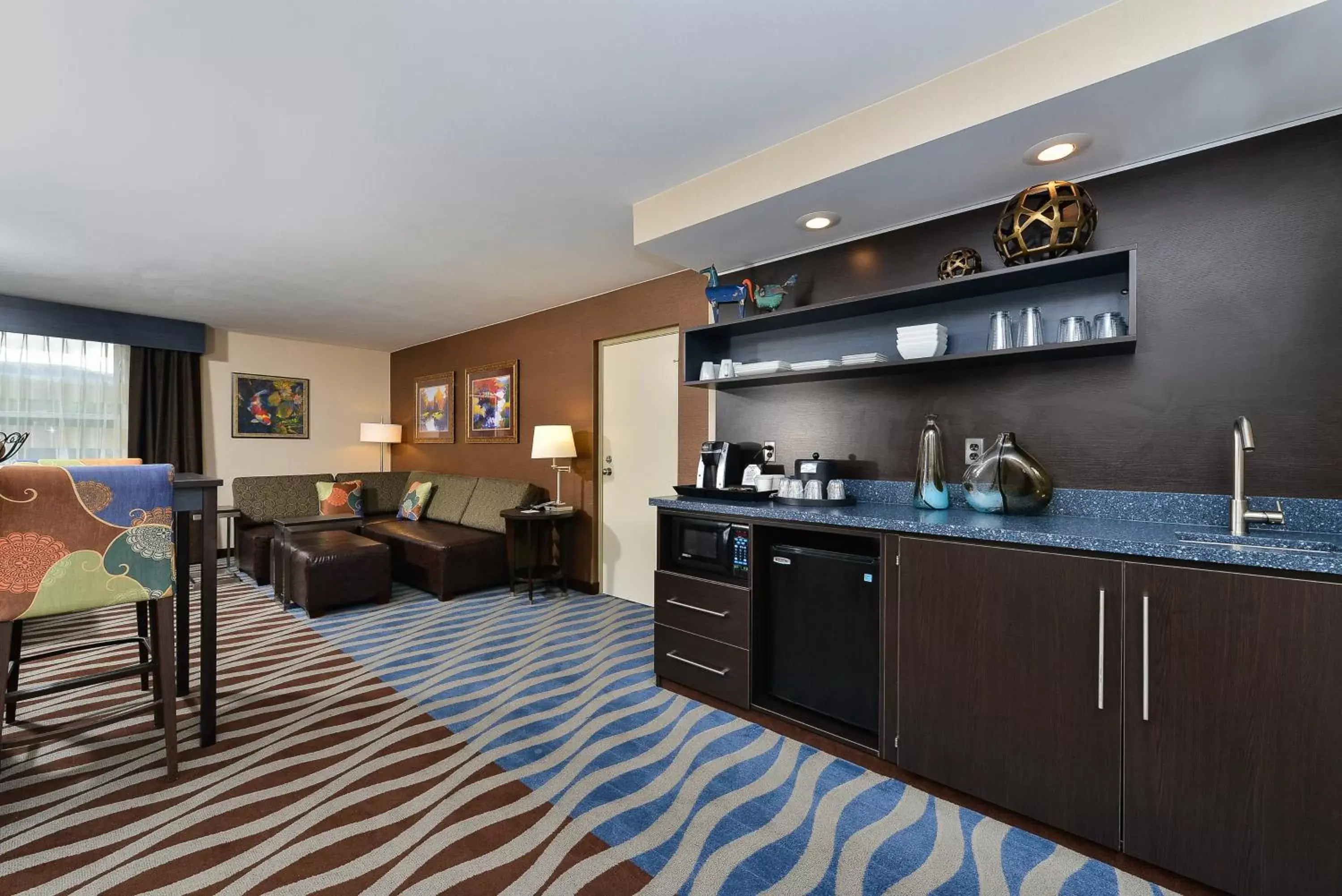 Photo of the whole room, Kitchen/Kitchenette in Holiday Inn Cody at Buffalo Bill Village, an IHG Hotel