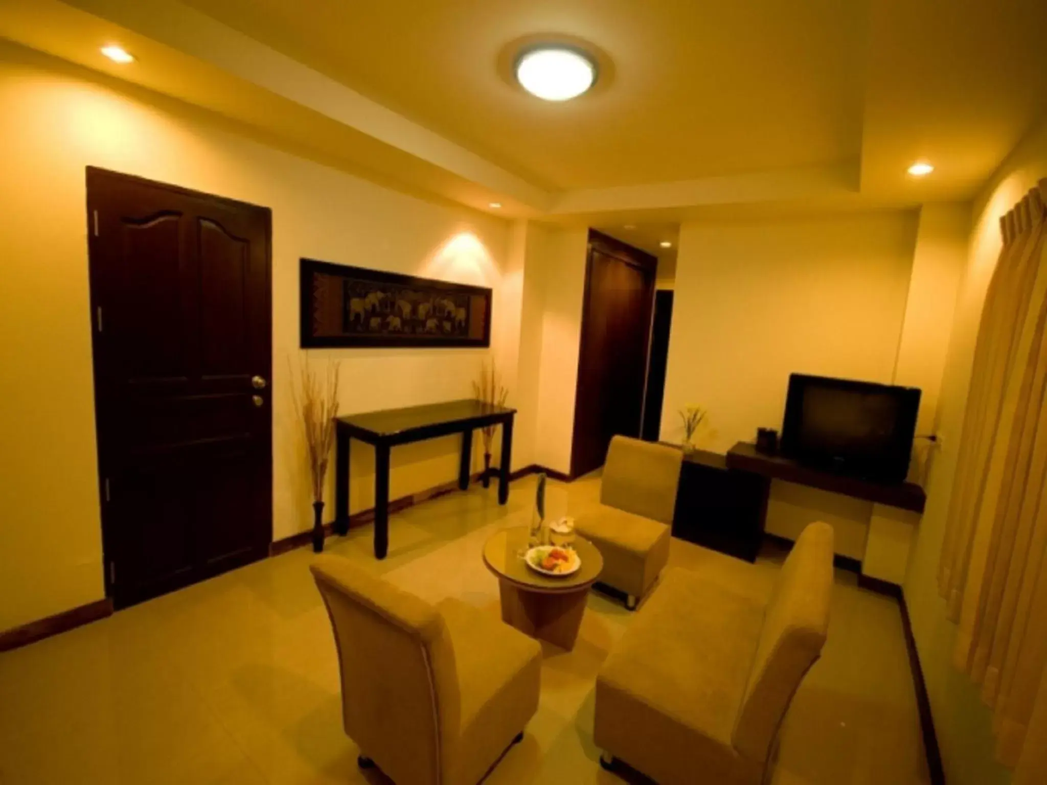 Living room, TV/Entertainment Center in Sinsuvarn Airport Suite Hotel SHA Extra Plus Certified B5040