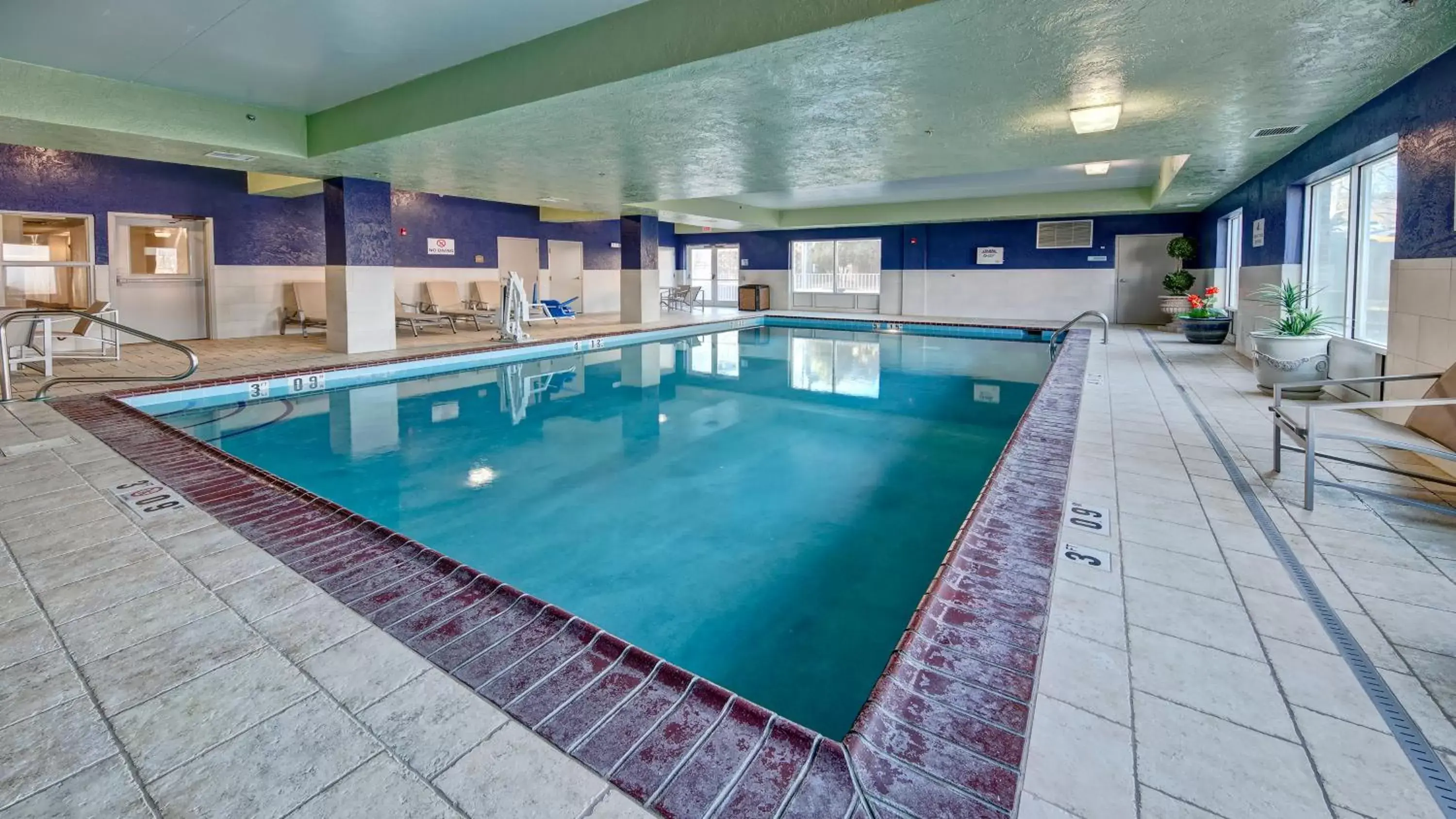 Swimming Pool in Holiday Inn Express Hotel & Suites London, an IHG Hotel