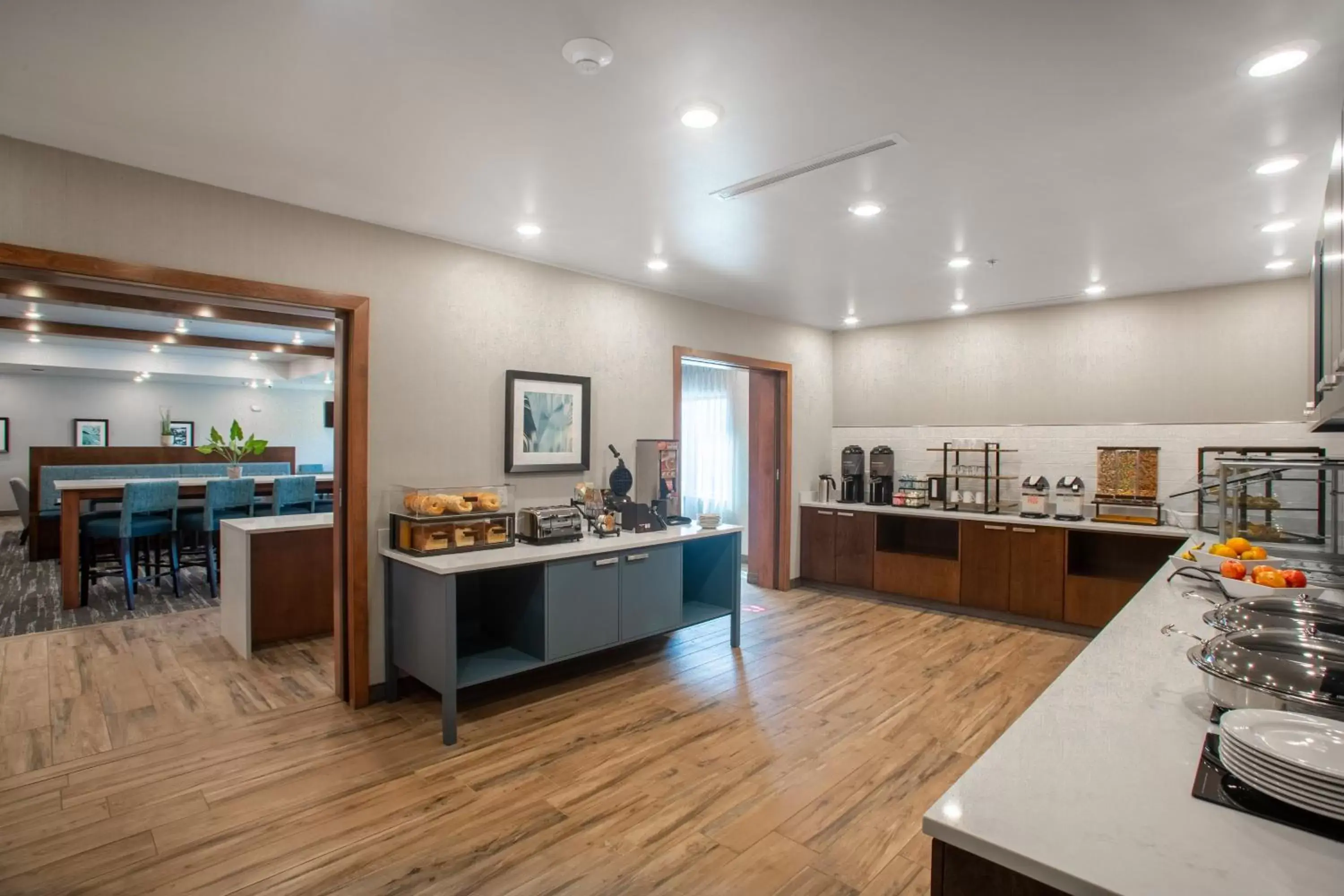 Breakfast, Kitchen/Kitchenette in Staybridge Suites - Sioux Falls Southwest, an IHG Hotel