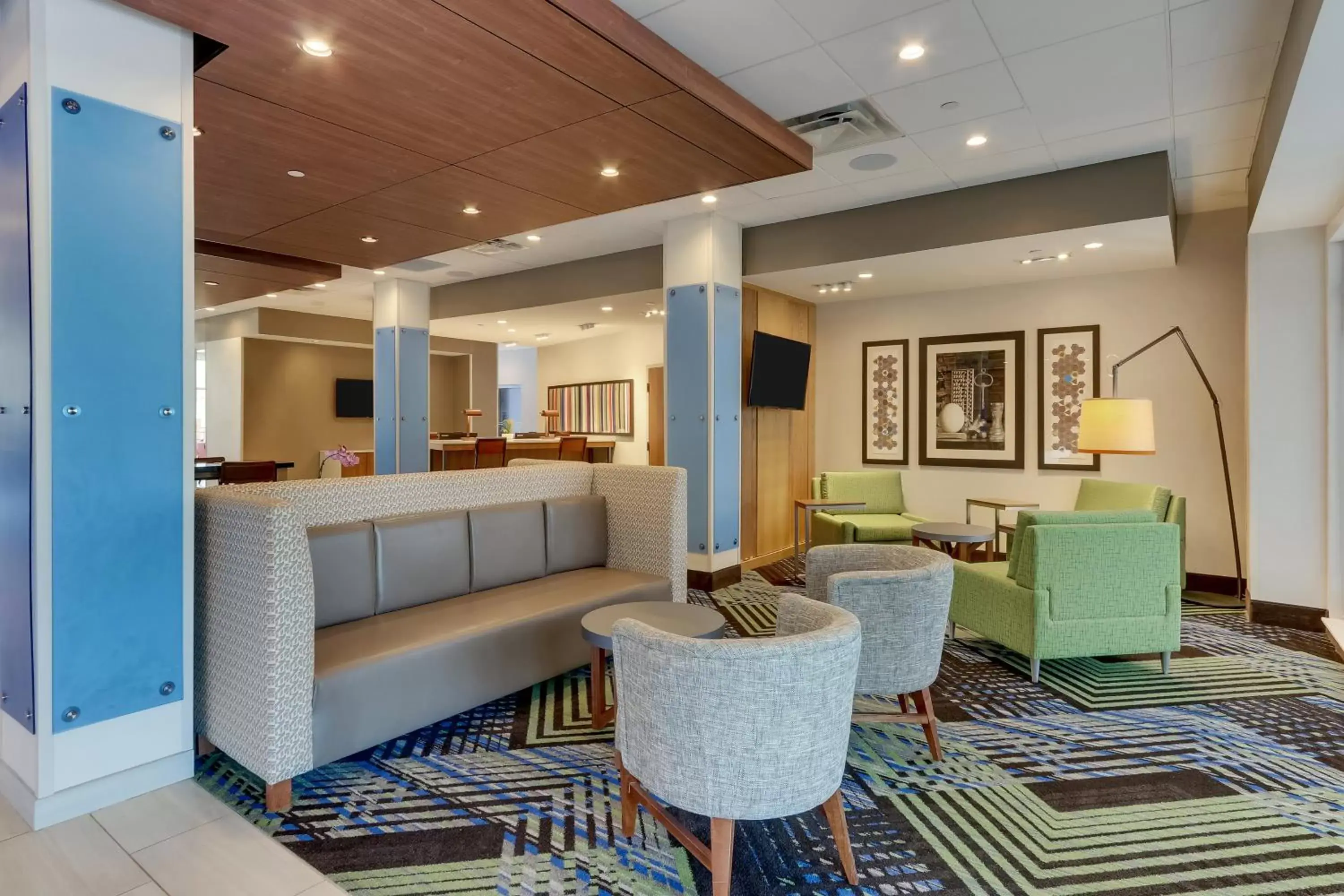 Lobby or reception, Seating Area in Holiday Inn Express - Wilmington - Porters Neck, an IHG Hotel