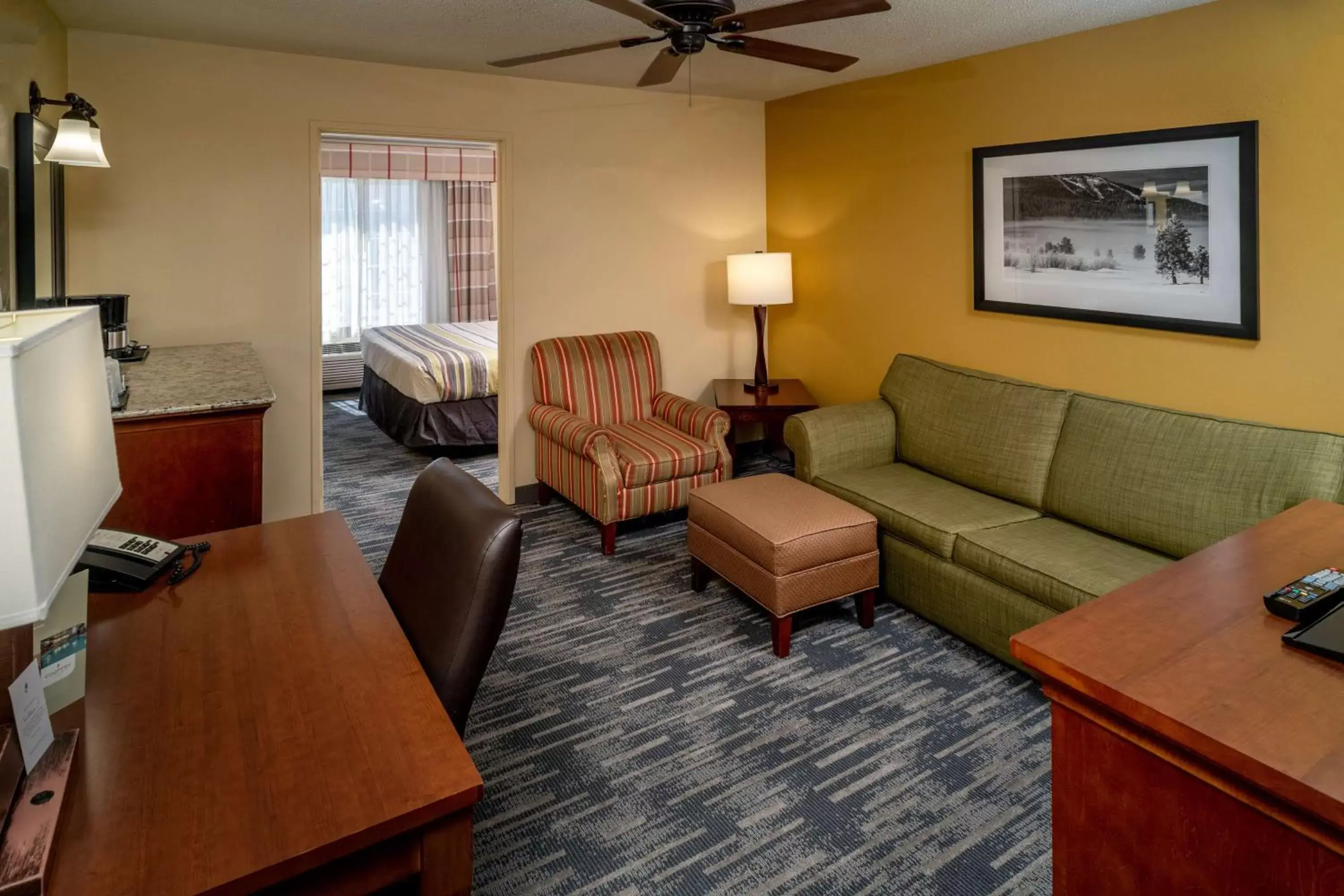 Photo of the whole room, Seating Area in Country Inn & Suites by Radisson, Charleston South, WV