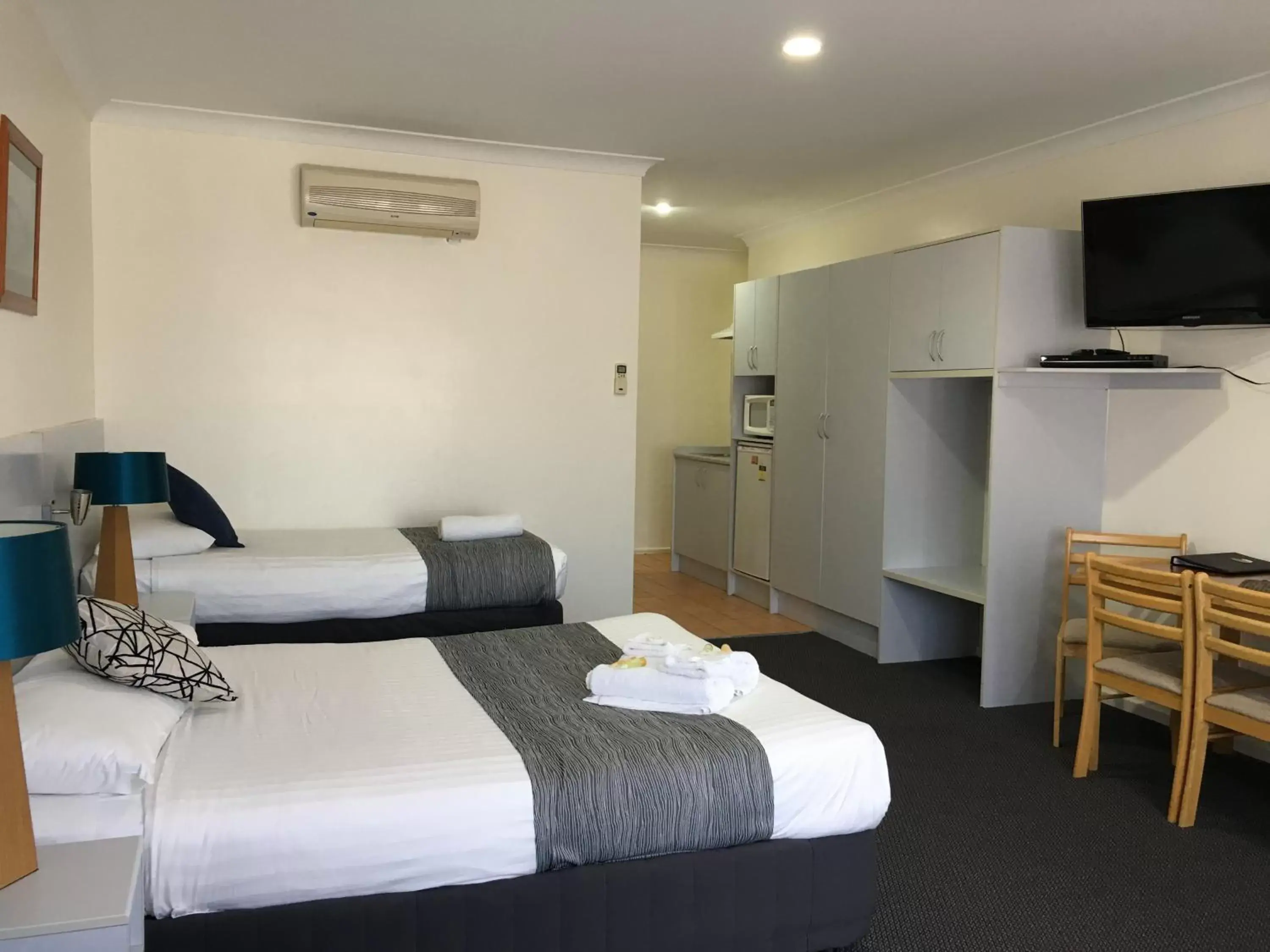 Bed in Lakeview Motor Inn Bed in Lakeview Motor Inn