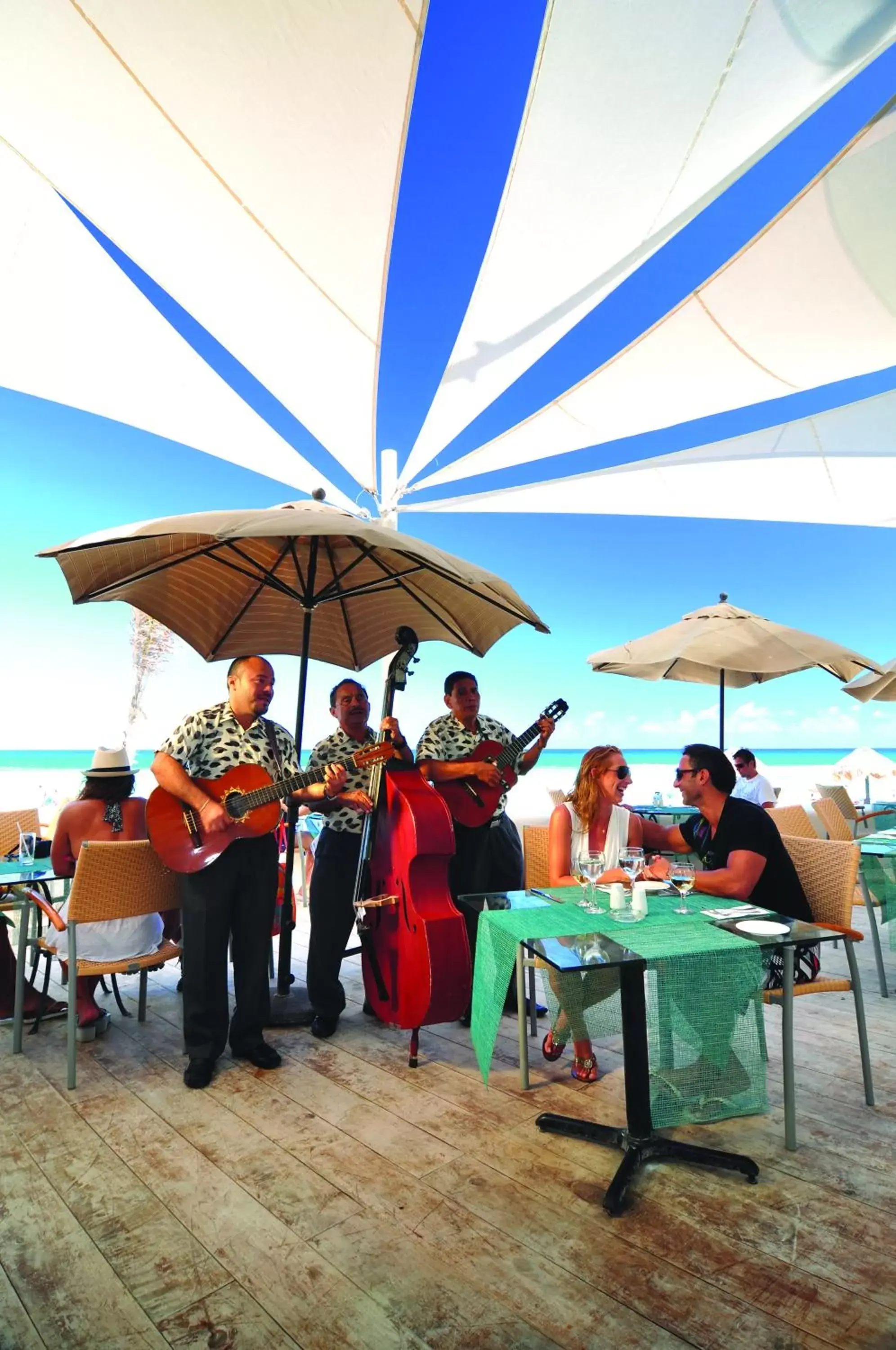 Entertainment in The Pyramid Cancun - All Inclusive