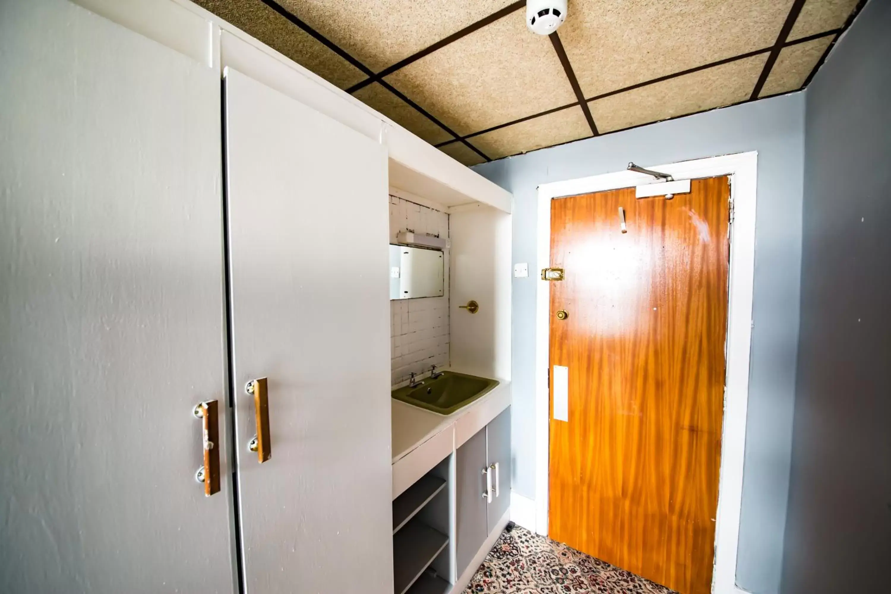 Kitchen or kitchenette, Bathroom in MyRoomz Silver Strand Hotel
