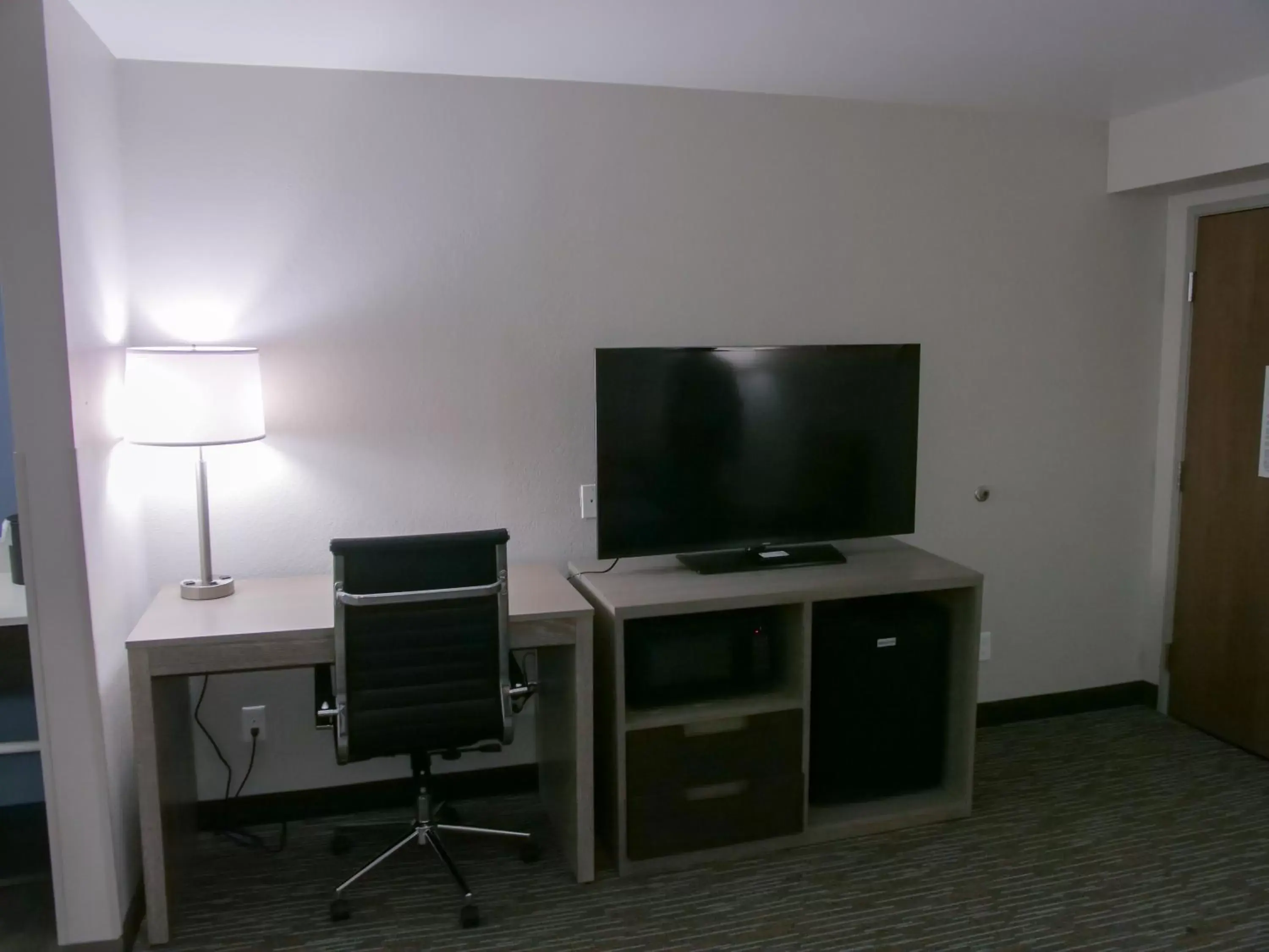 Living room, TV/Entertainment Center in Wingate by Wyndham Louisville Airport Expo Center