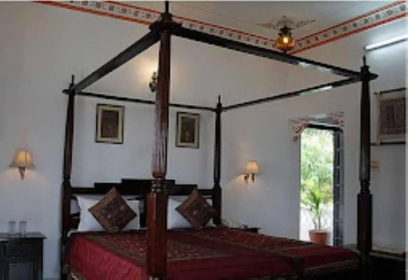 Photo of the whole room, Bed in Karohi Haveli