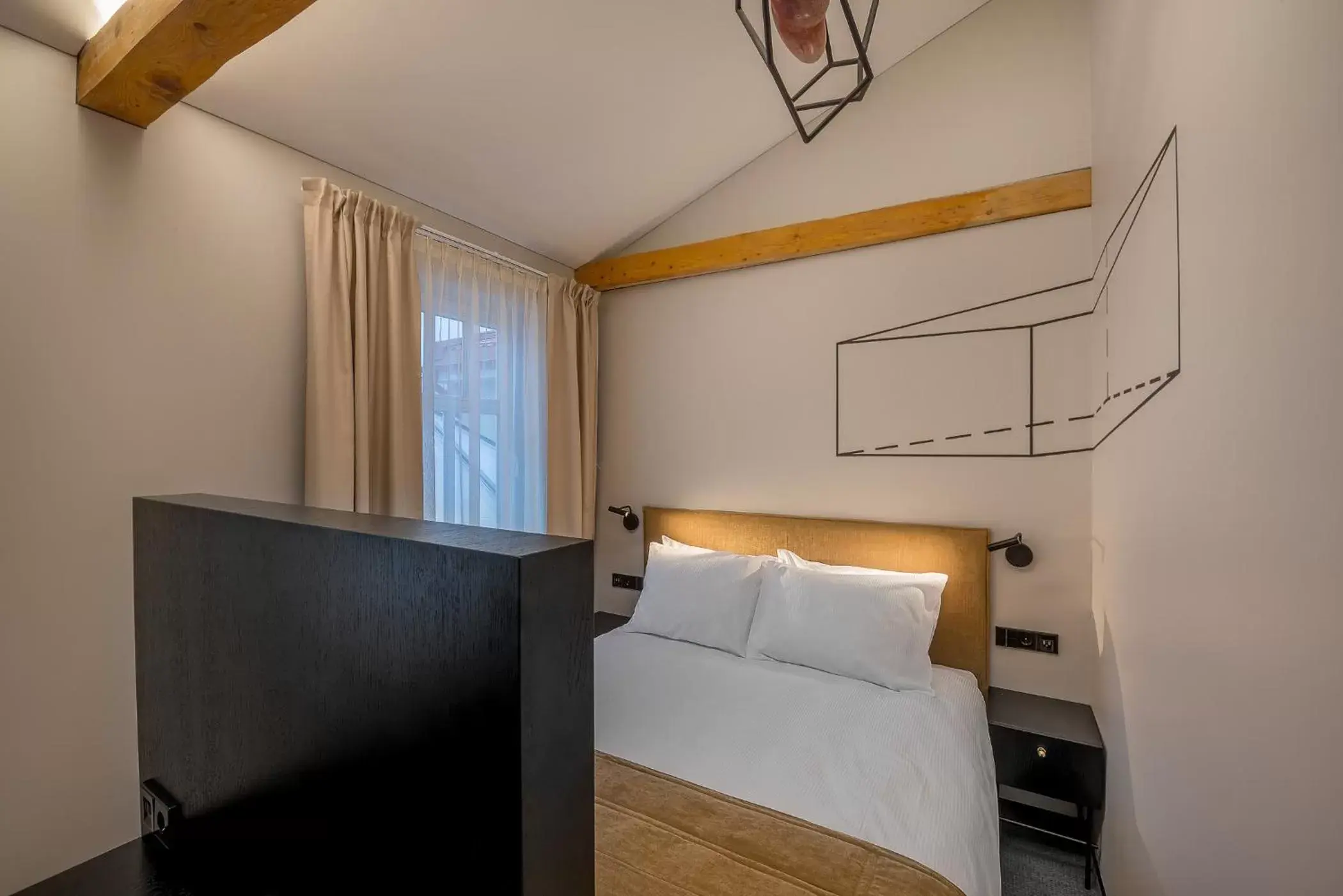 Photo of the whole room, Bed in Artagonist Art Hotel