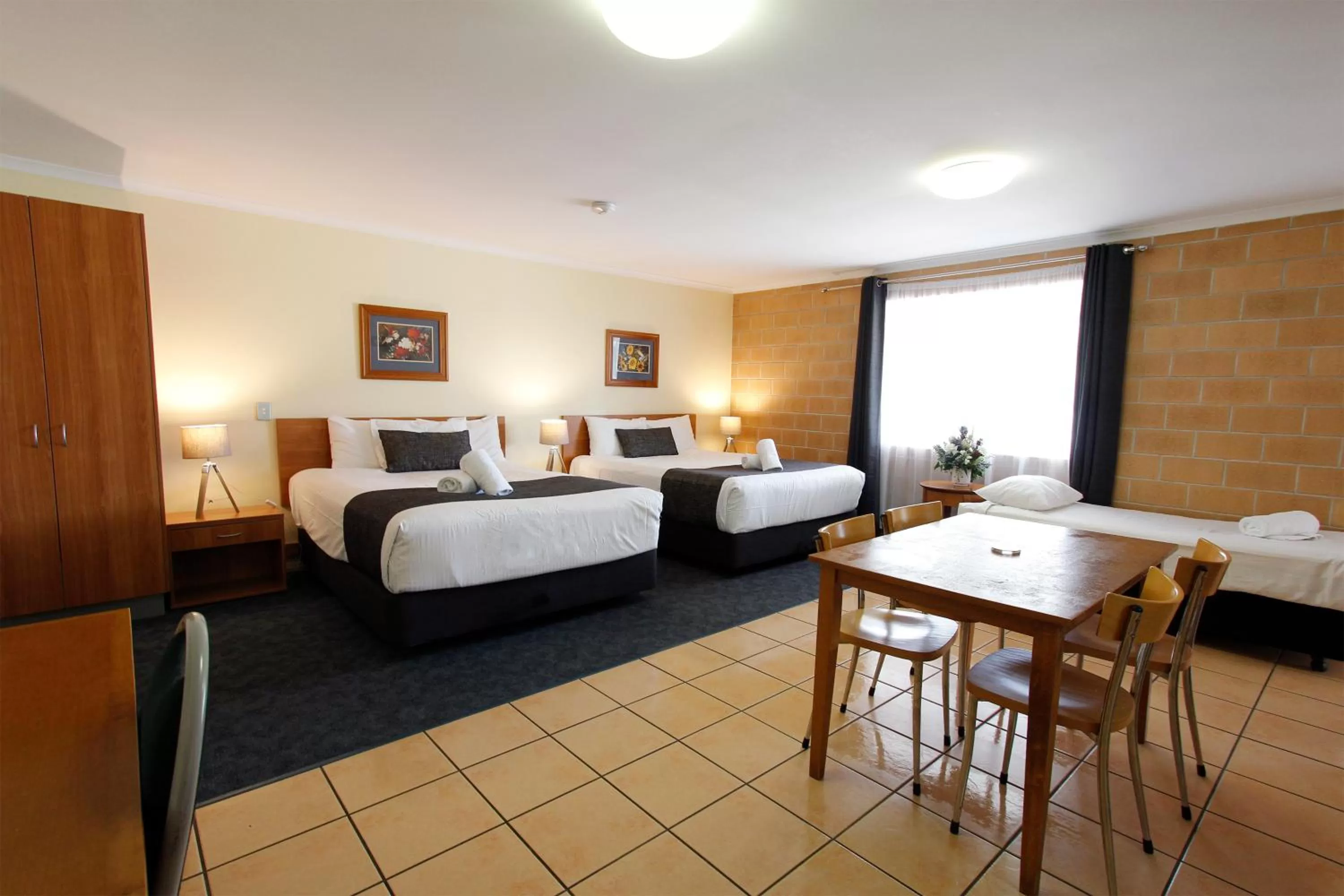 Bedroom, Bed in Windmill Motel & Events Centre