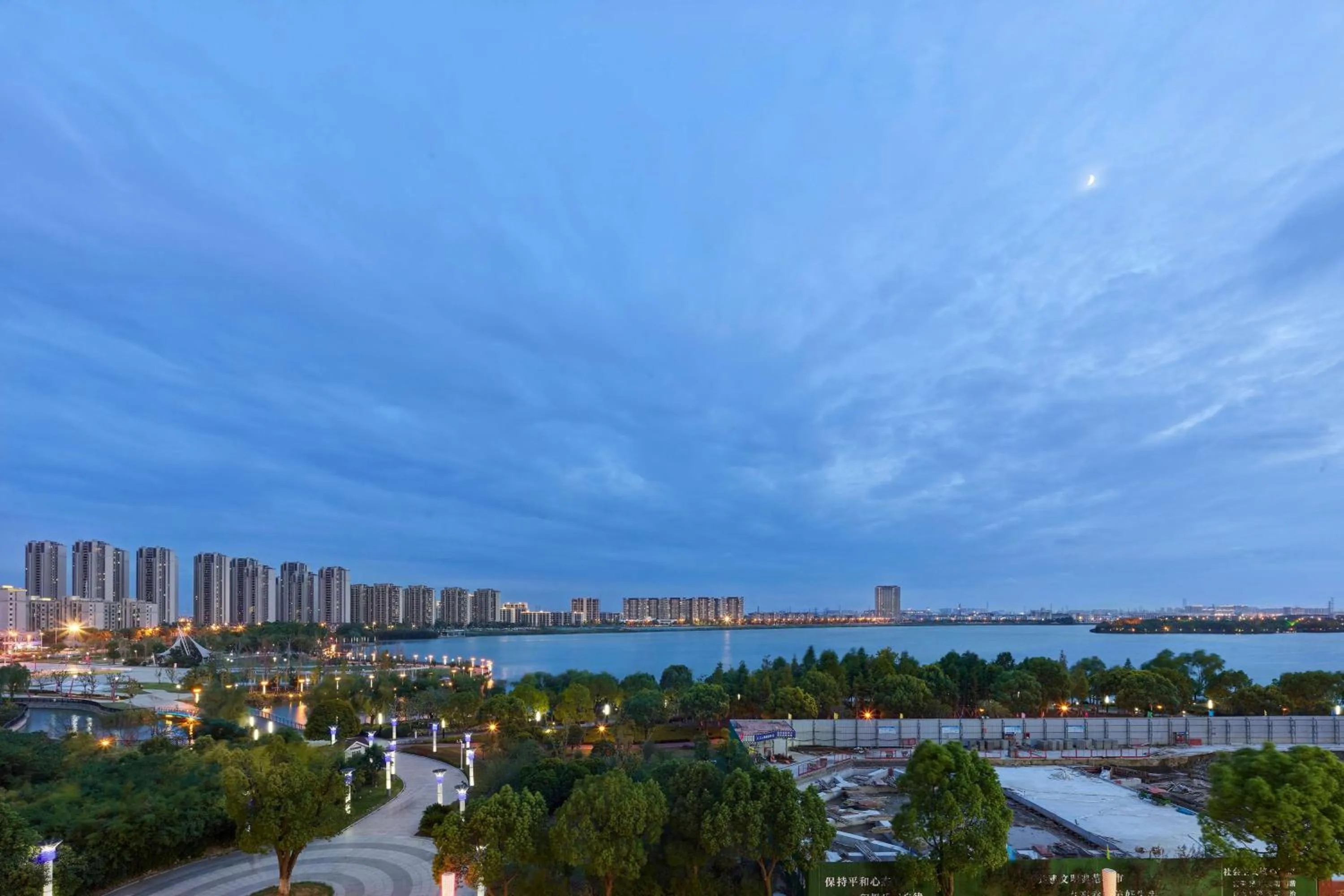 Property building in Hilton Suzhou Yinshan Lake