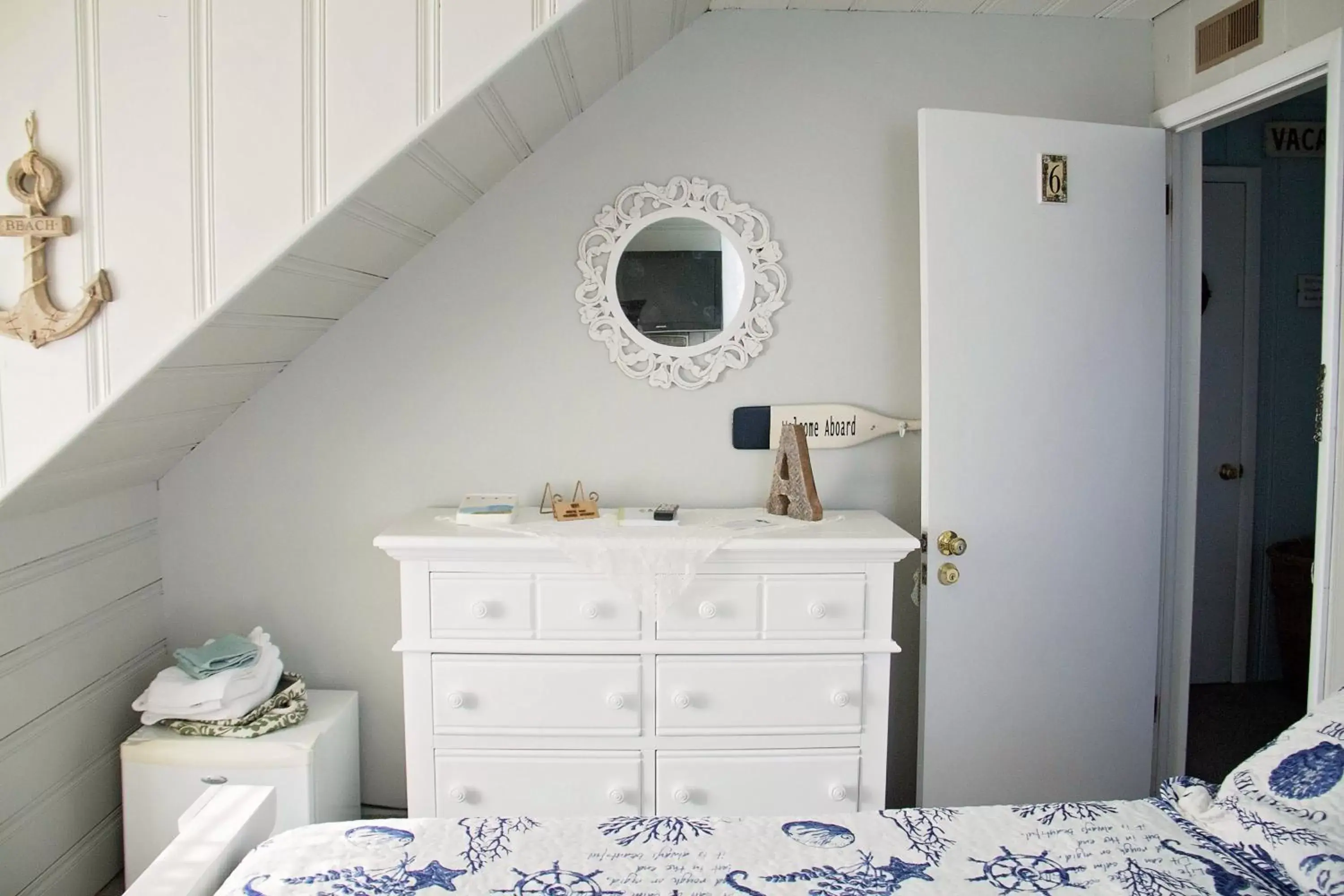 wardrobe, Bathroom in Atlantic House Bed & Breakfast