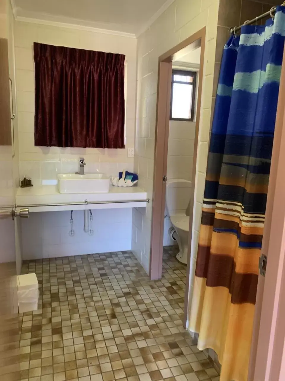 Bathroom, Kitchen/Kitchenette in Sandpiper Motel