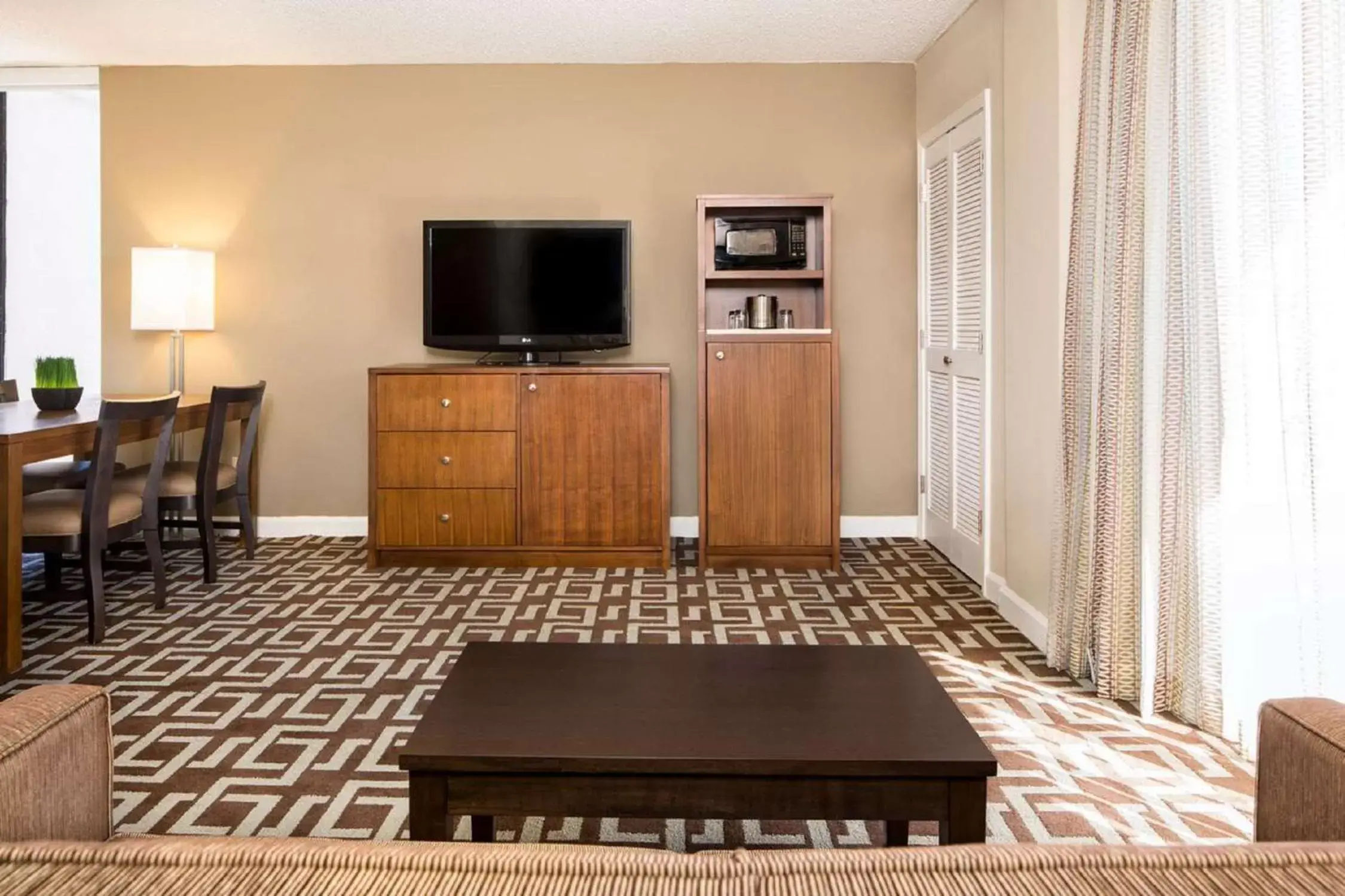 Living room, TV/Entertainment Center in DoubleTree by Hilton Jacksonville Riverfront, FL