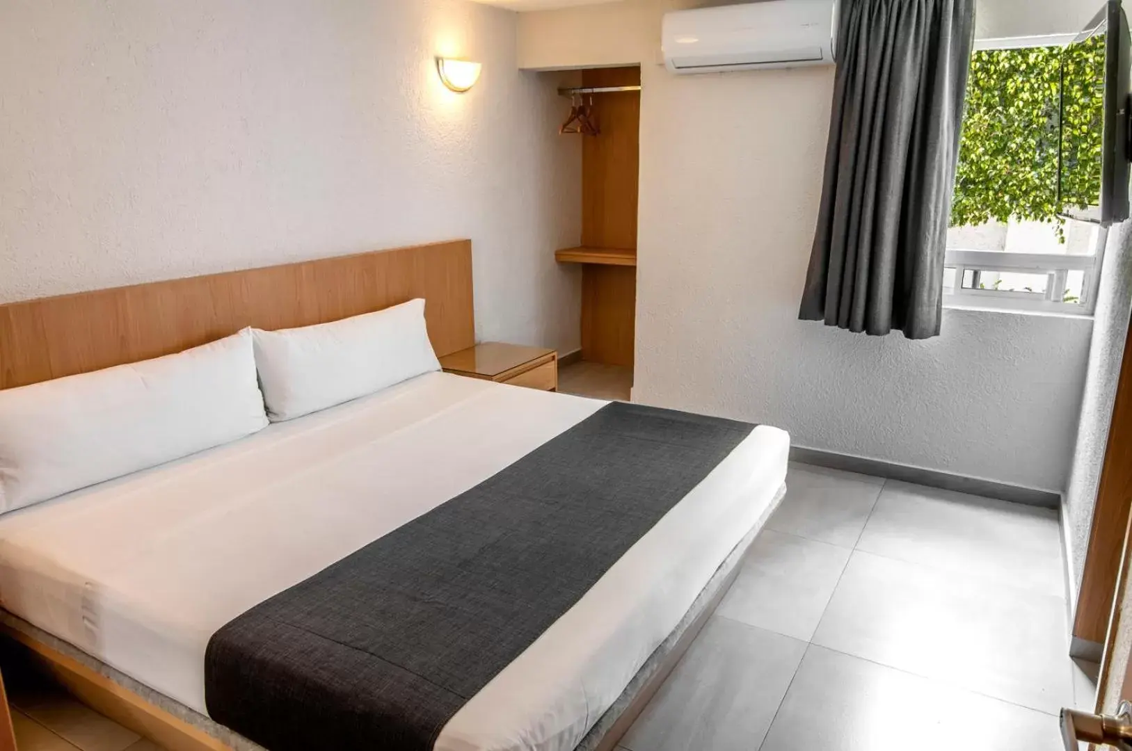Bedroom, Bed in Hotel Emperador centro Guadalajara y Remodelado