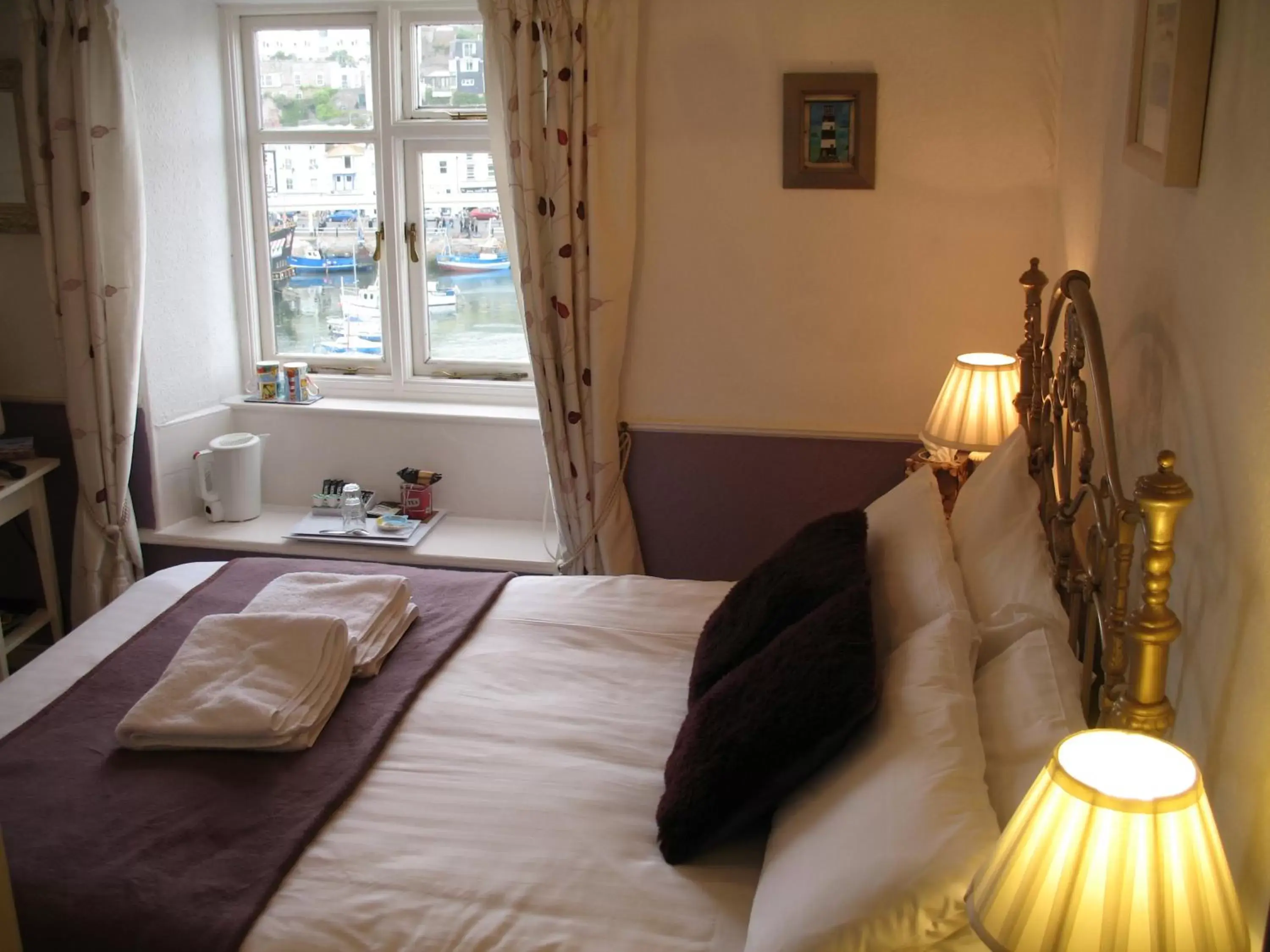 Bedroom, Bed in Sampford Harbour Side Guest House