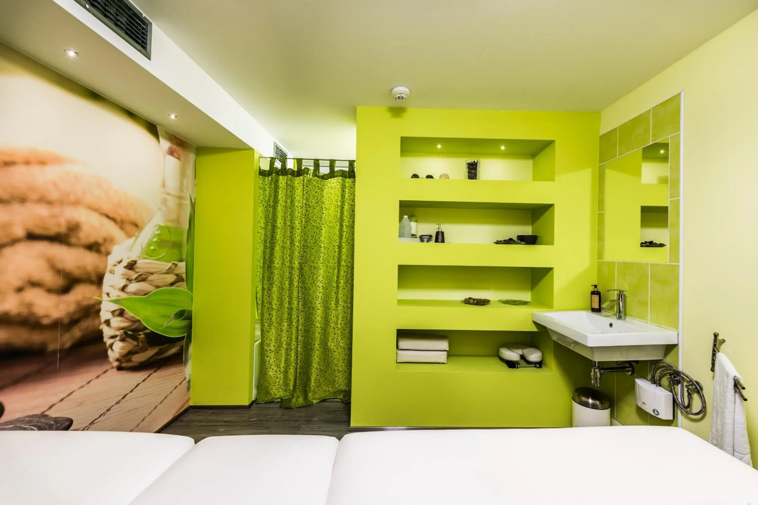 Massage, Bathroom in Hotel Yasmin Koice