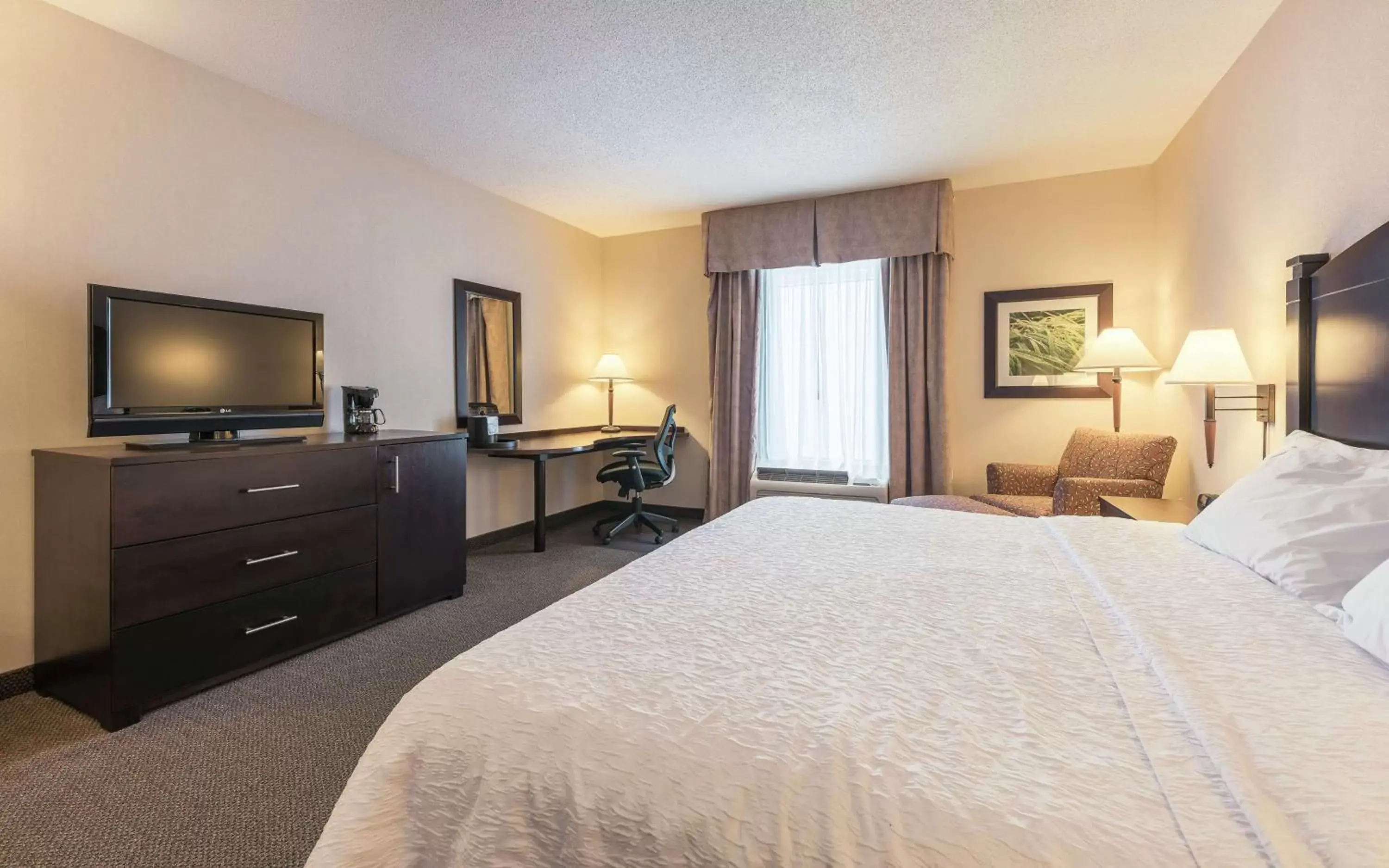 Bedroom, Bed in Hampton Inn & Suites by Hilton Moncton