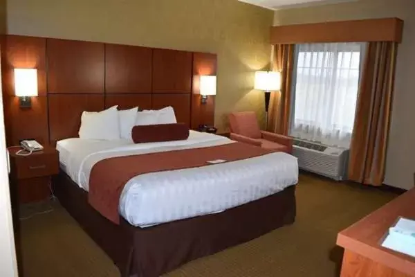 Bed in Best Western Plus Finger Lakes Inn & Suites