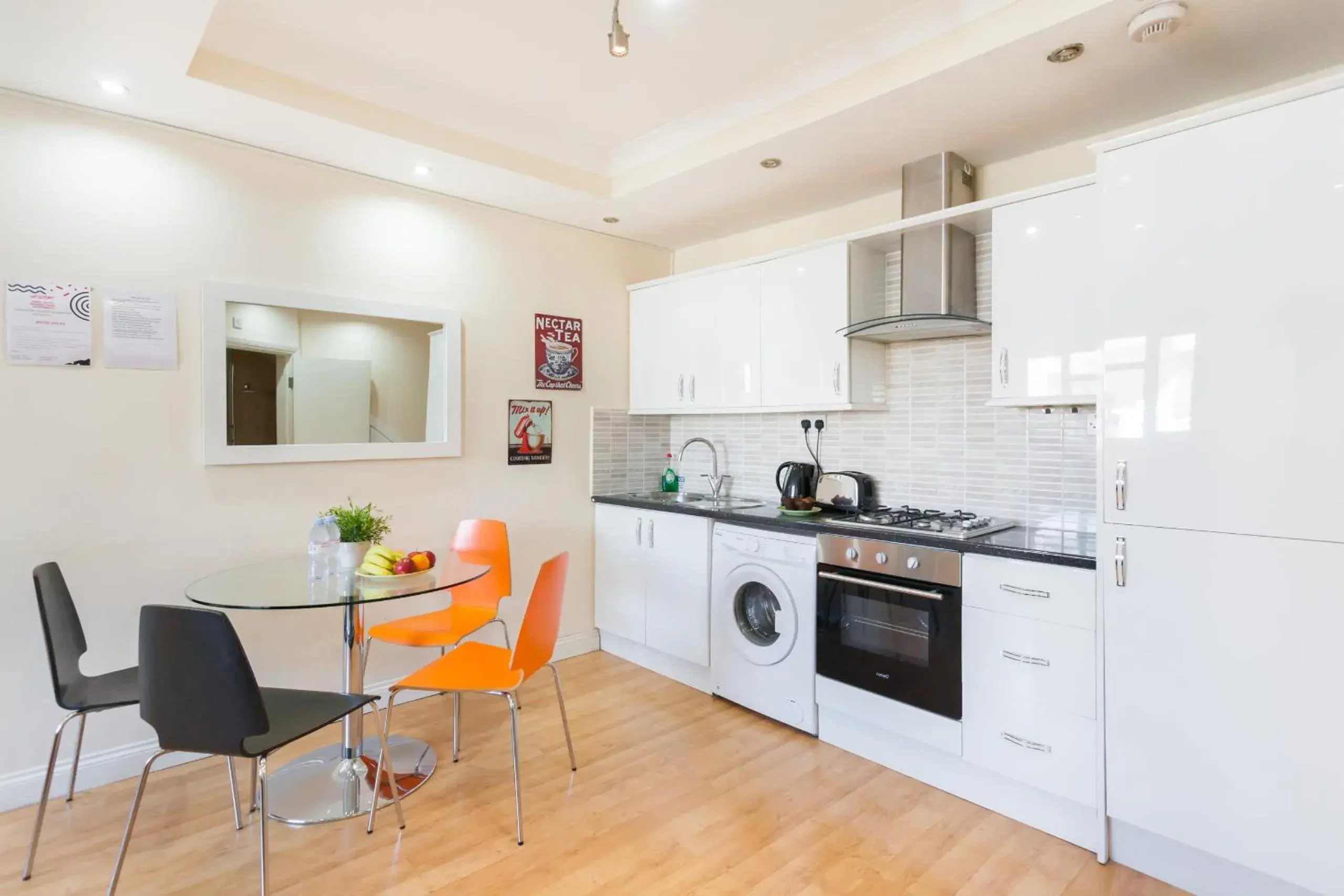 Dining area, Kitchen/Kitchenette in Kings Cross Apartment