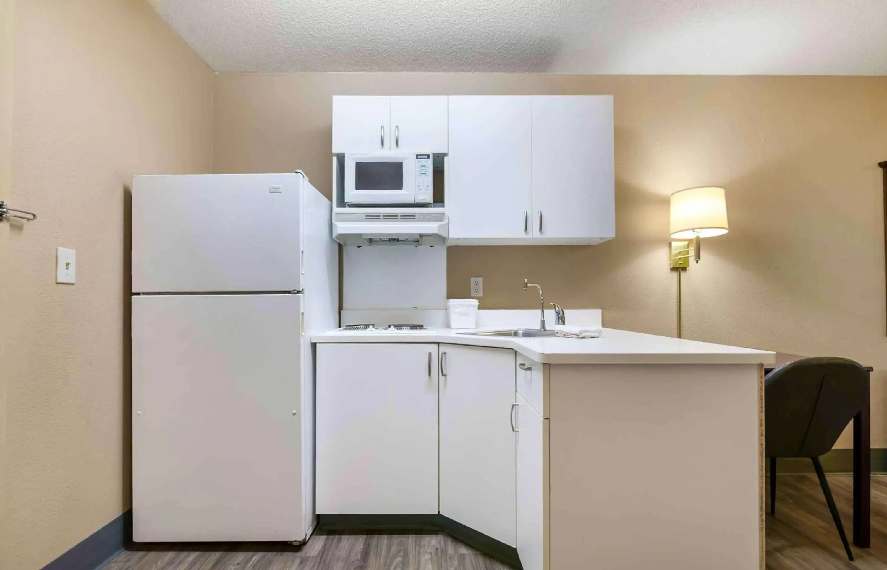 Bedroom, Kitchen/Kitchenette in Extended Stay America Suites - Kansas City - Overland Park - Quivira Rd