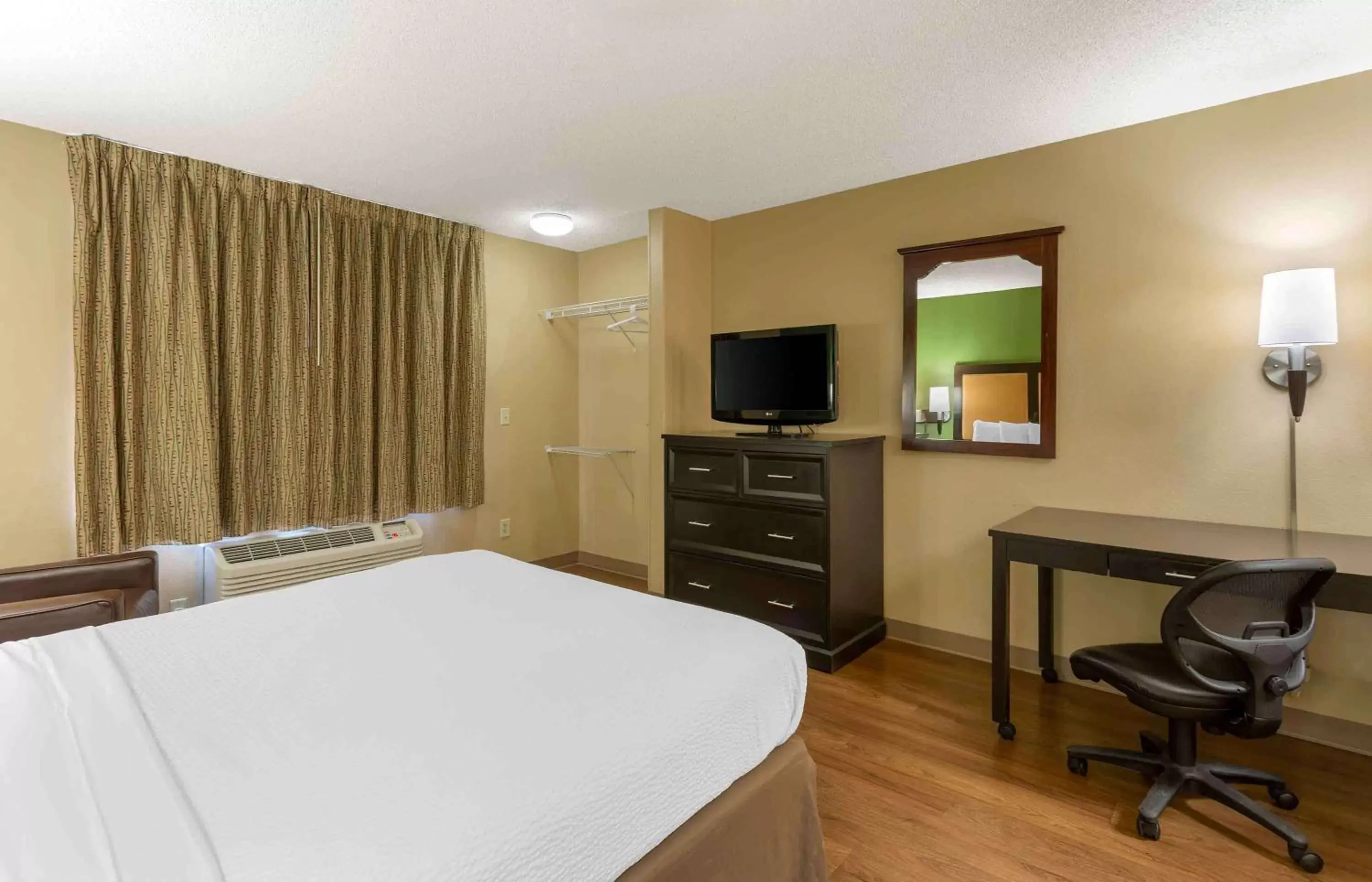 Bedroom, TV/Entertainment Center in Extended Stay America Suites - Salt Lake City - Sandy